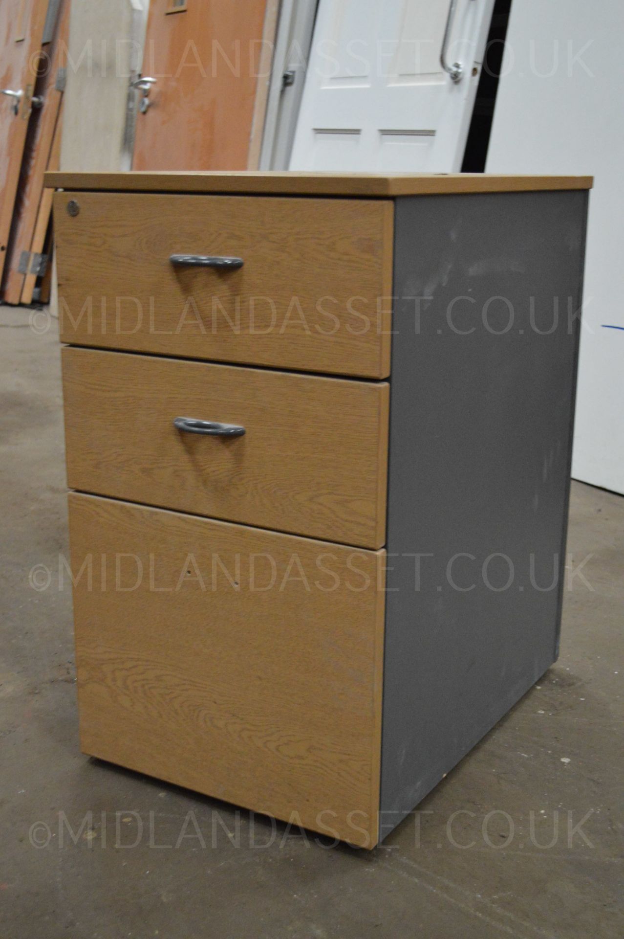 RECTANGULAR CANTILEVER DESK AND A FREE DRAW!!! - USED CONDITION (PEN MARKS ETC) OAK OFFICE DRAWERS - Image 3 of 6