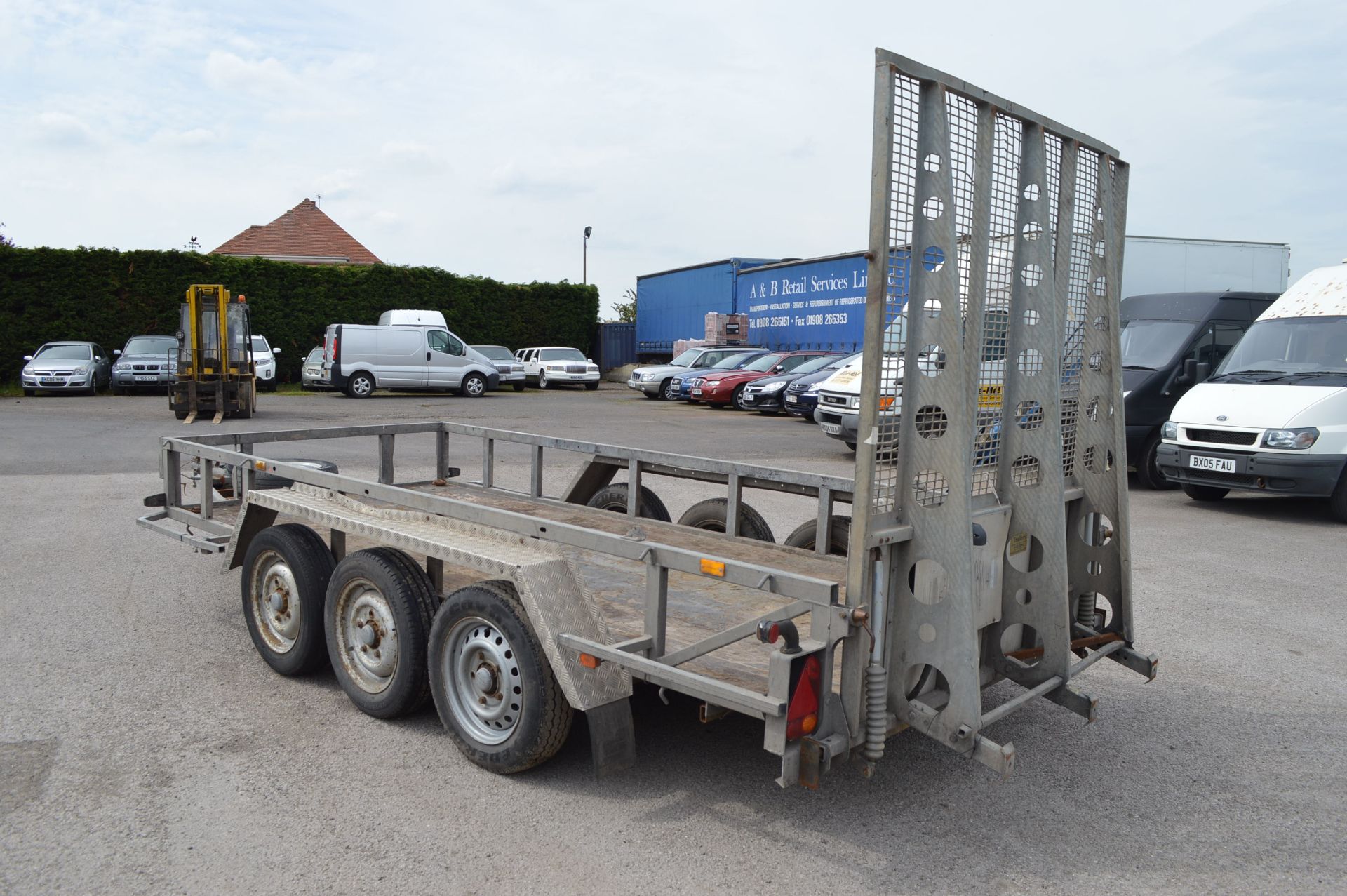 VERY RARE 2009 TRI-AXLE IFOR WILLIAMS GP146H3 PLANT TRAILER 3500KG   CAPACITY: 3500KG TRI-AXLE MAKE: - Image 4 of 12