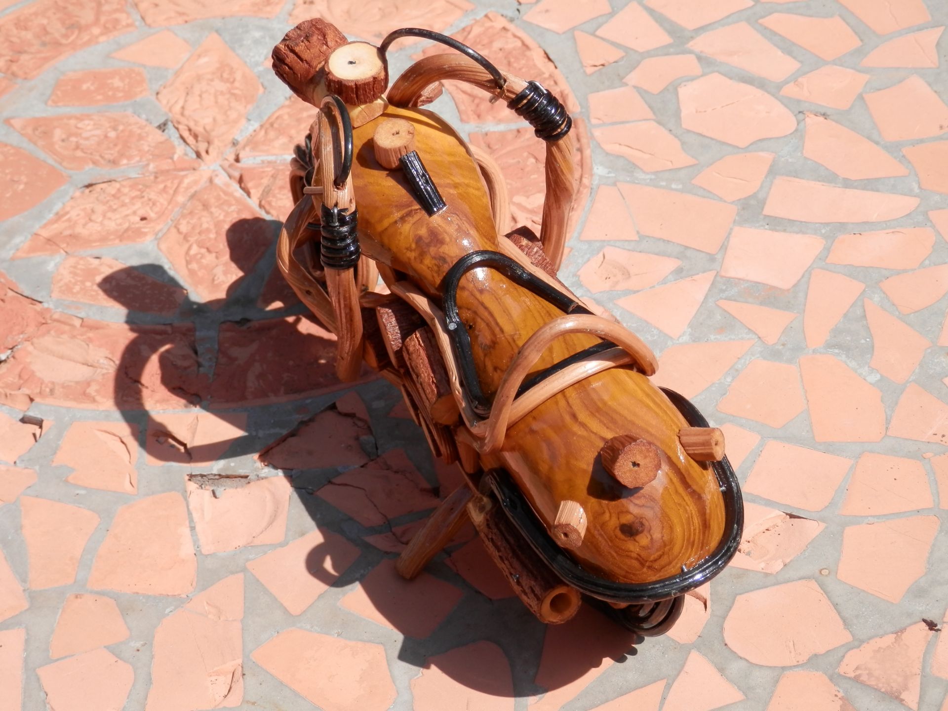 SUPERB NEW WOODEN MODEL CUSTOM BIKE, CHOPPER STYLE. APPROX 10" LONG X 6" HIGH. - Image 5 of 5