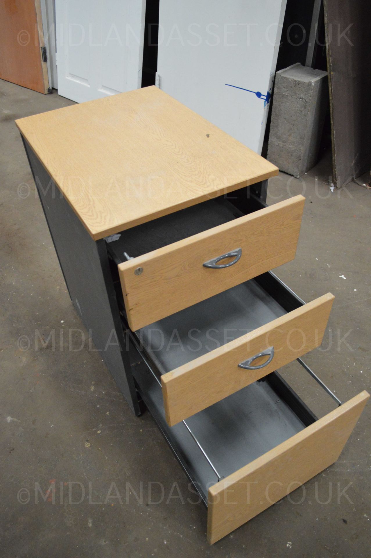 RECTANGULAR CANTILEVER DESK AND A FREE DRAW!!! - USED CONDITION (PEN MARKS ETC) OAK OFFICE DRAWERS - Image 5 of 6