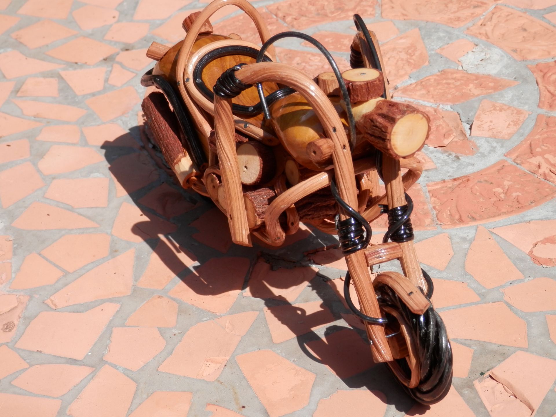 SUPERB NEW WOODEN MODEL CUSTOM BIKE, CHOPPER STYLE. APPROX 10" LONG X 6" HIGH. - Image 3 of 5