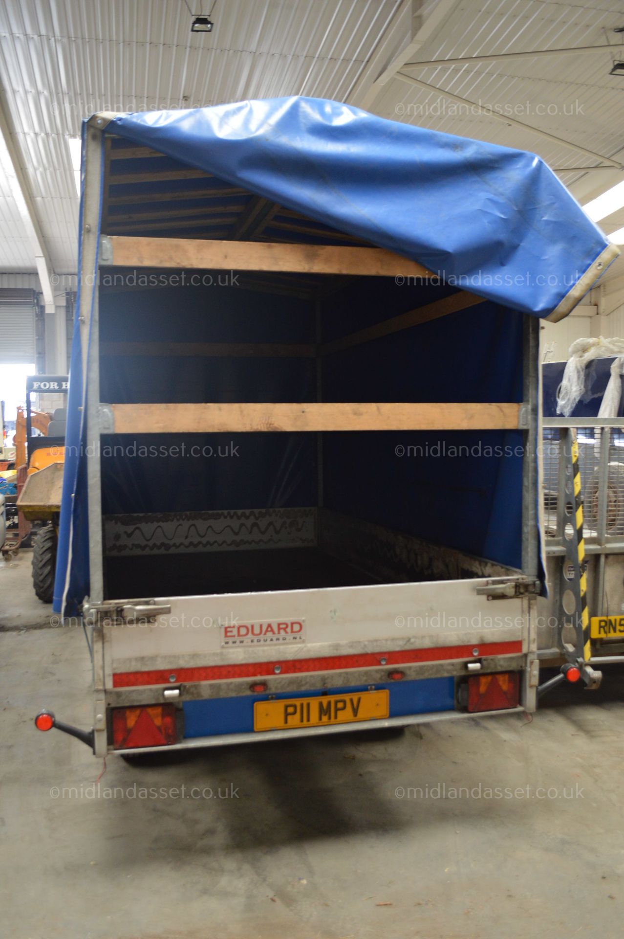 COVERED TWIN AXLE TRAILER - Image 4 of 6