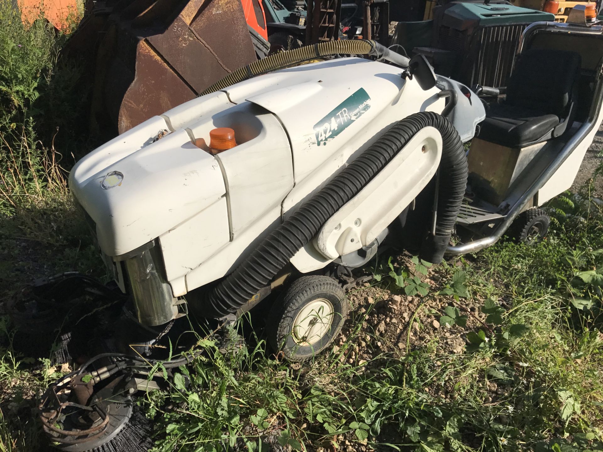 GREEN MACHINE SWEEPER "APPLIED" 424 TR - DIESEL TWIN CYLINDER *PLUS VAT*