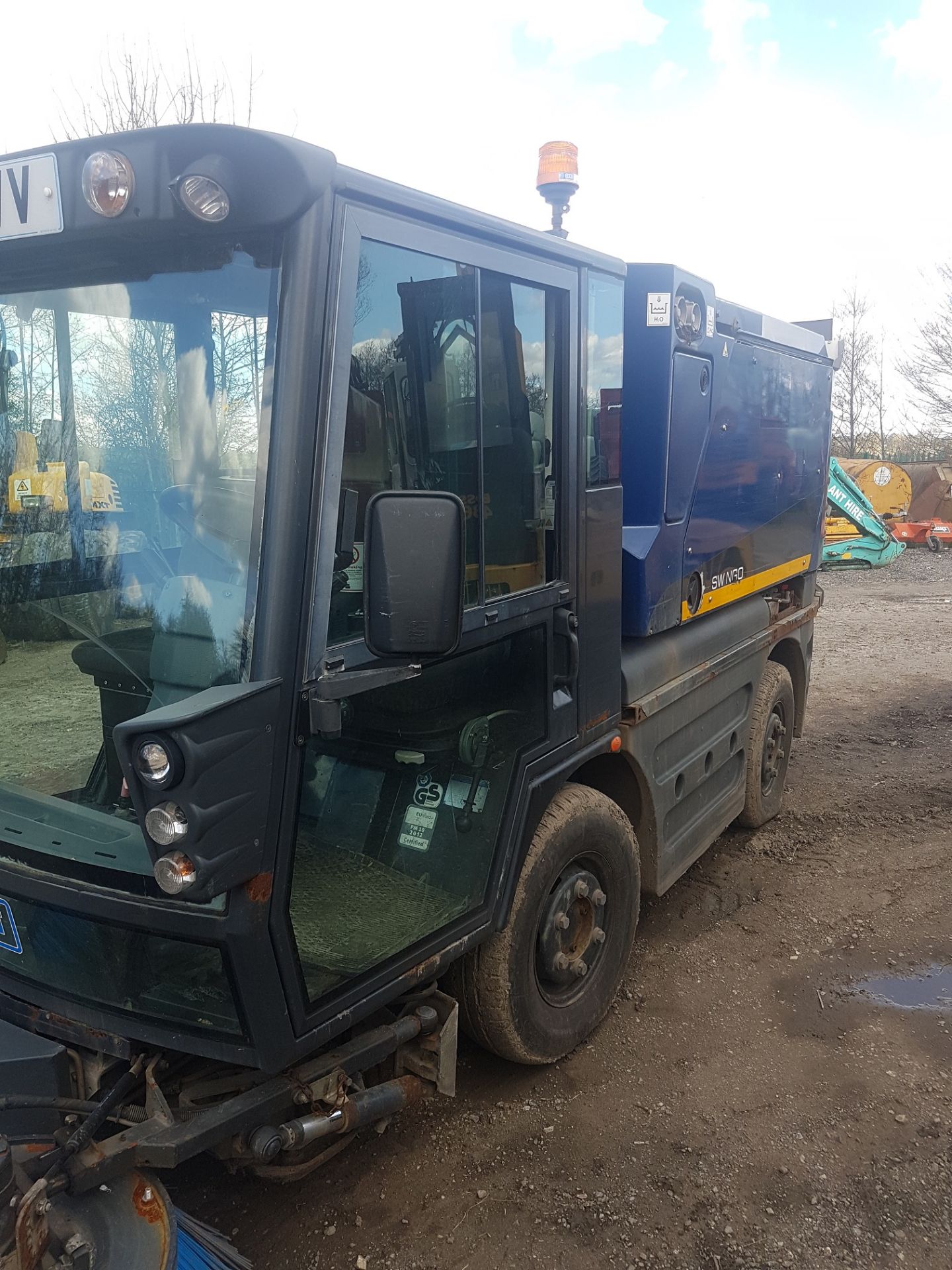 DS - 2012/12 REG SCHMIDT COMPACT 200 SWINGO ROAD SWEEPER, SHOWING 1 OWNER *PLUS VAT*   DATE OF - Image 3 of 17