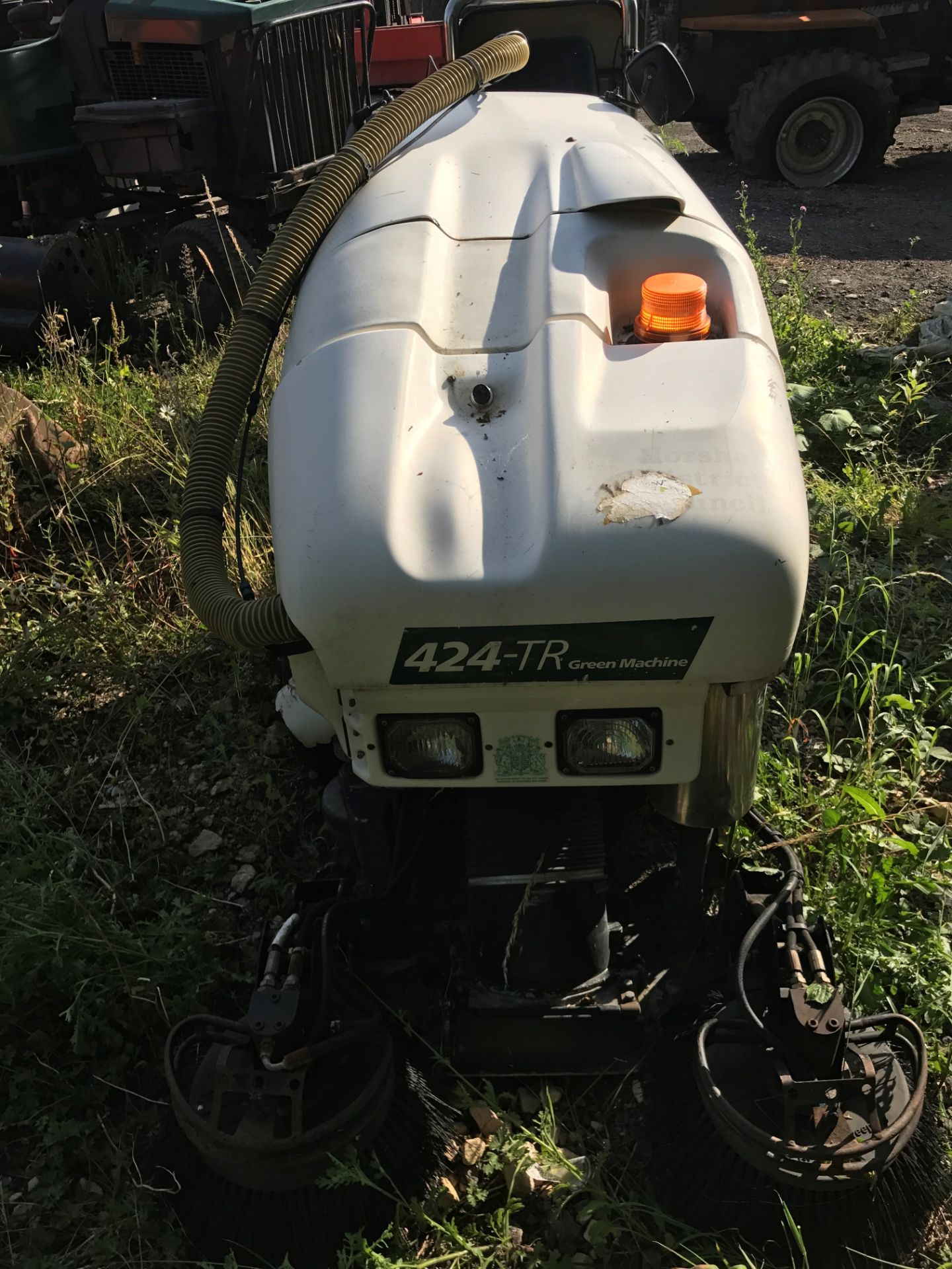 GREEN MACHINE SWEEPER "APPLIED" 424 TR - DIESEL TWIN CYLINDER *PLUS VAT* - Image 3 of 8
