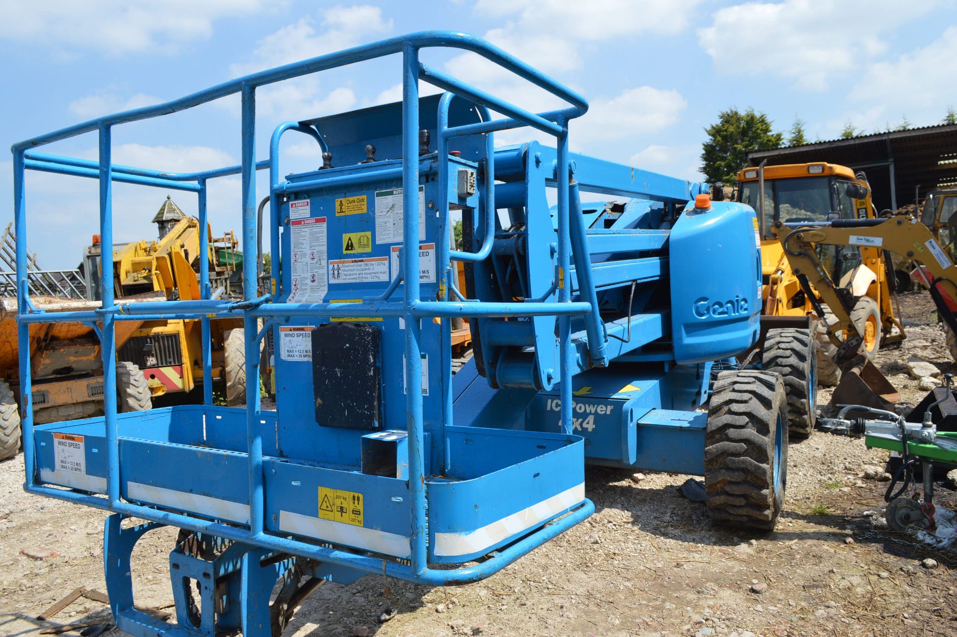 2003 GENIE 245 4X4 IC POWER SCISSOR LIFT *PLUS VAT* - Image 3 of 7