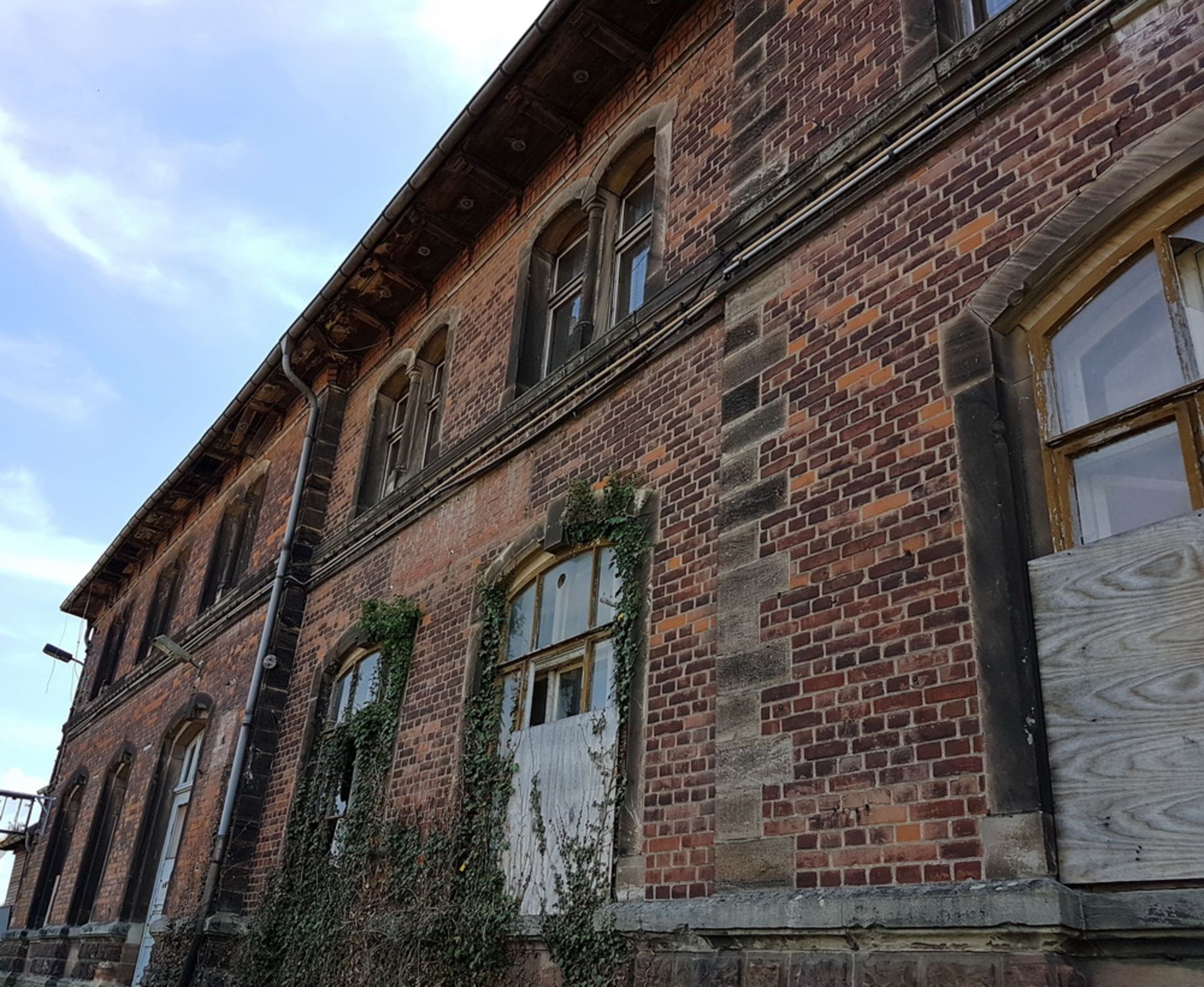 MASSIVE EX TRAIN STATION WITH 1,107 SQM OF LAND IN NEBRA, GERMANY - Image 54 of 66