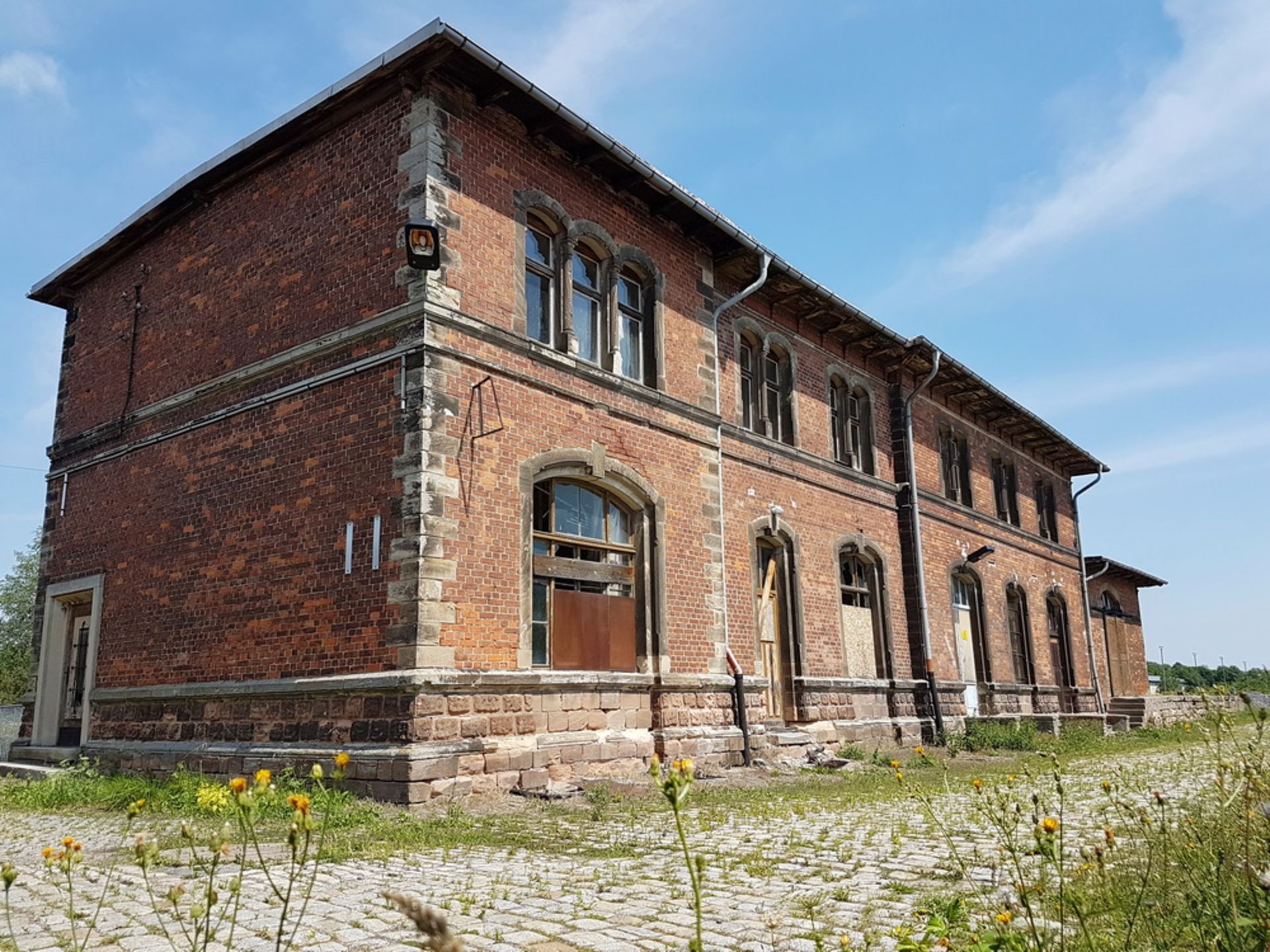 MASSIVE EX TRAIN STATION WITH 1,107 SQM OF LAND IN NEBRA, GERMANY - Image 7 of 66