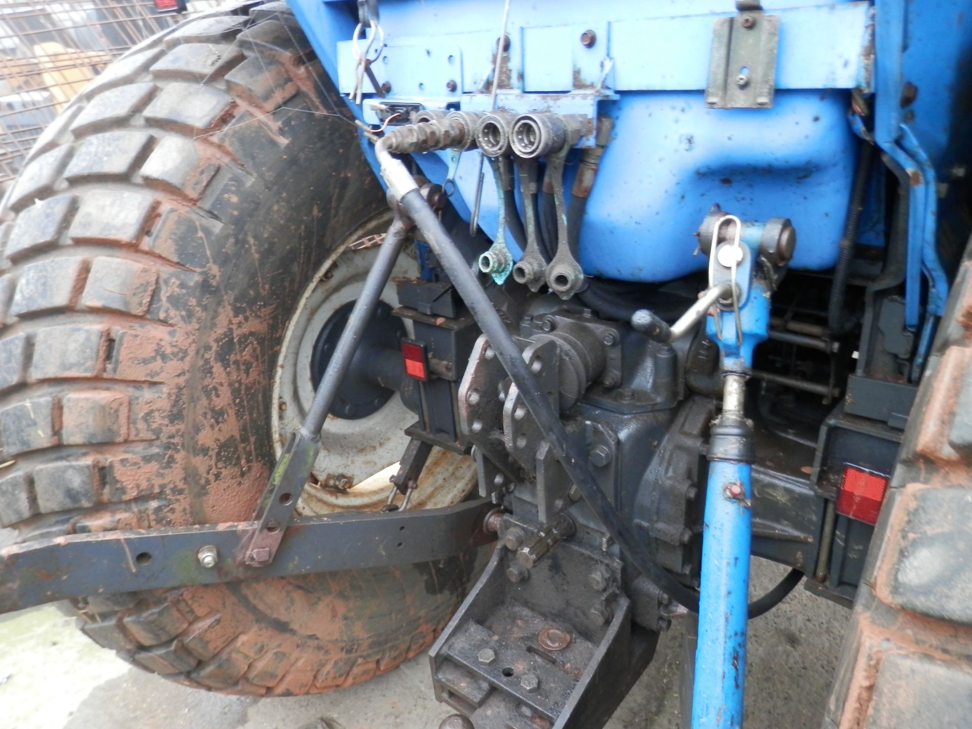 DS - ISEKI 545 TRACTOR WITH FRONT LOADER. GOOD WORKING UNIT.   DIESEL ENGINED MID SIZED TRACTOR. - Image 7 of 7