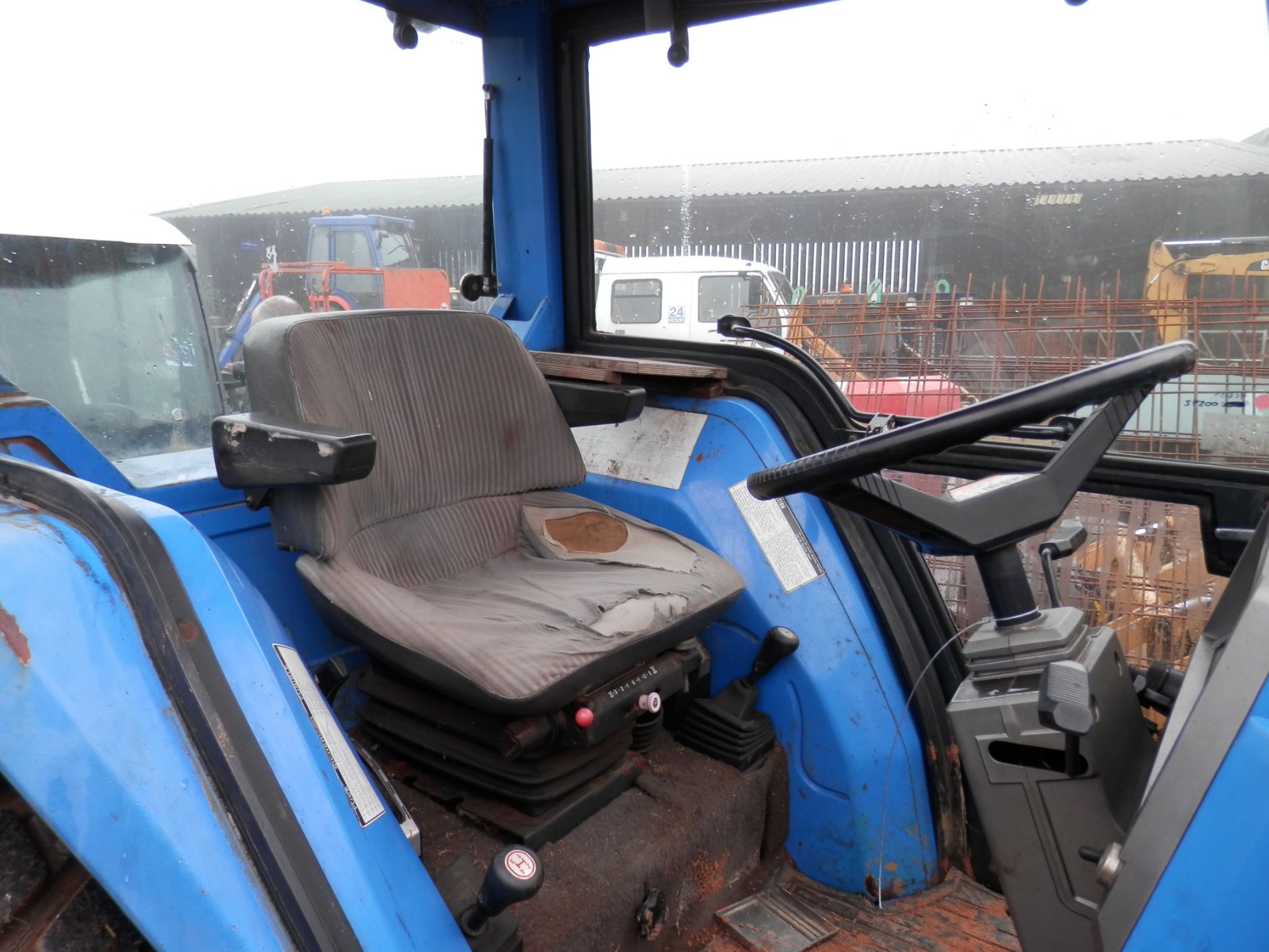 DS - ISEKI 545 TRACTOR WITH FRONT LOADER. GOOD WORKING UNIT.   DIESEL ENGINED MID SIZED TRACTOR. - Image 5 of 7