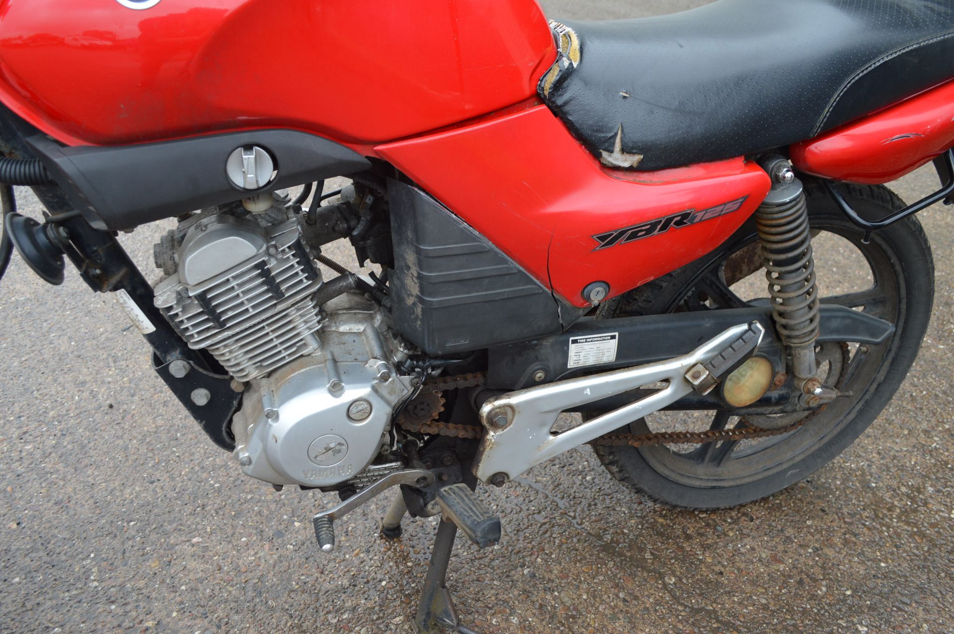 2006 YAMAHA YBR 125 MOTORCYCLE, KEYS PRESENT, STARTS AND RUNS - Image 9 of 12