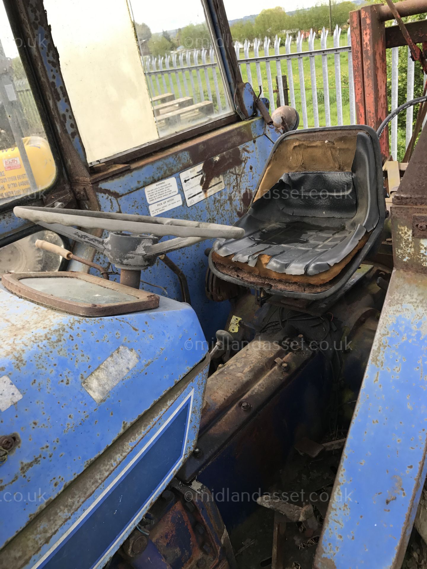 DS - LEYLAND 255 TRACTOR BACK END LOADER   YEAR UNKNOWN FITTED WITH A BACK END LOADER GOOD WORKING - Image 5 of 6