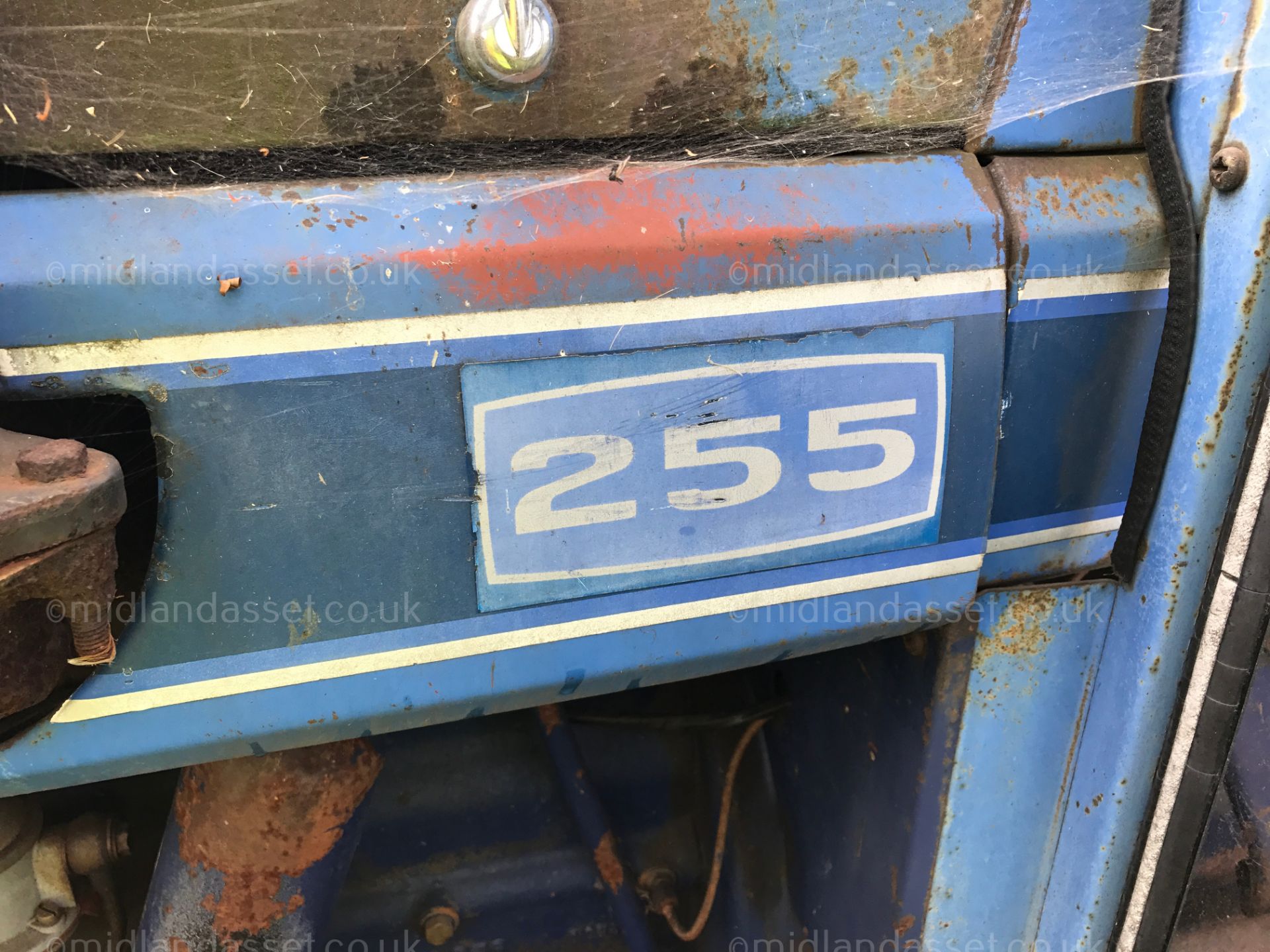 DS - LEYLAND 255 TRACTOR BACK END LOADER   YEAR UNKNOWN FITTED WITH A BACK END LOADER GOOD WORKING - Image 4 of 6