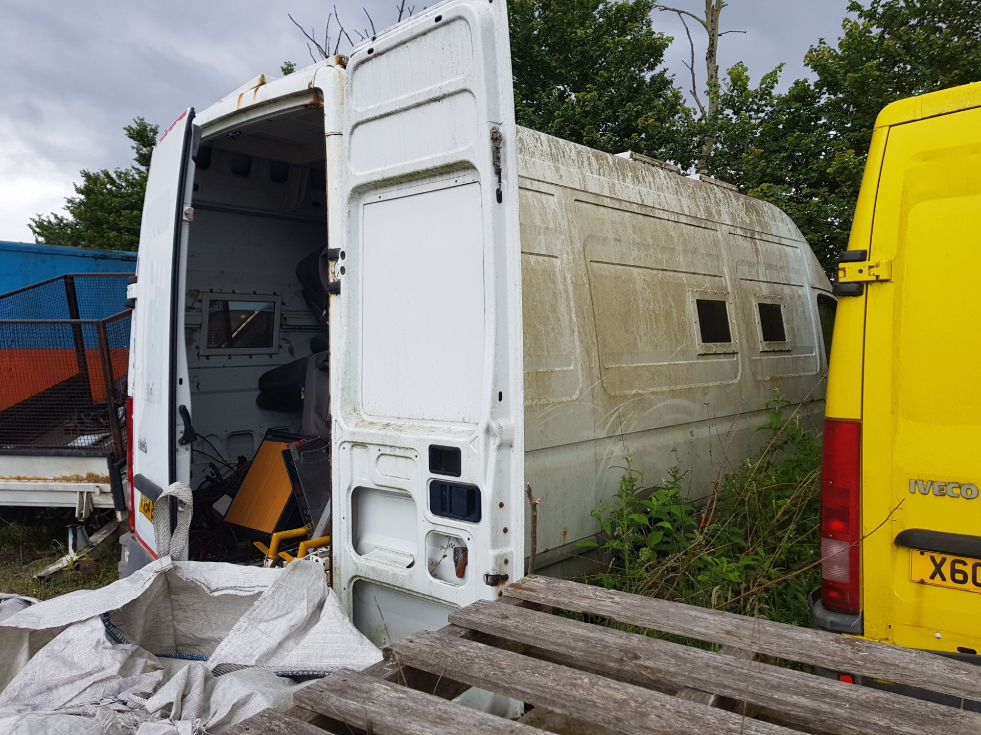 2004/54 REG IVECO DAILY S2000 PRISON VAN (SHOWING 1 OWNER FROM NEW) - SELLING AS SPARES & REPAIRS - Image 6 of 6