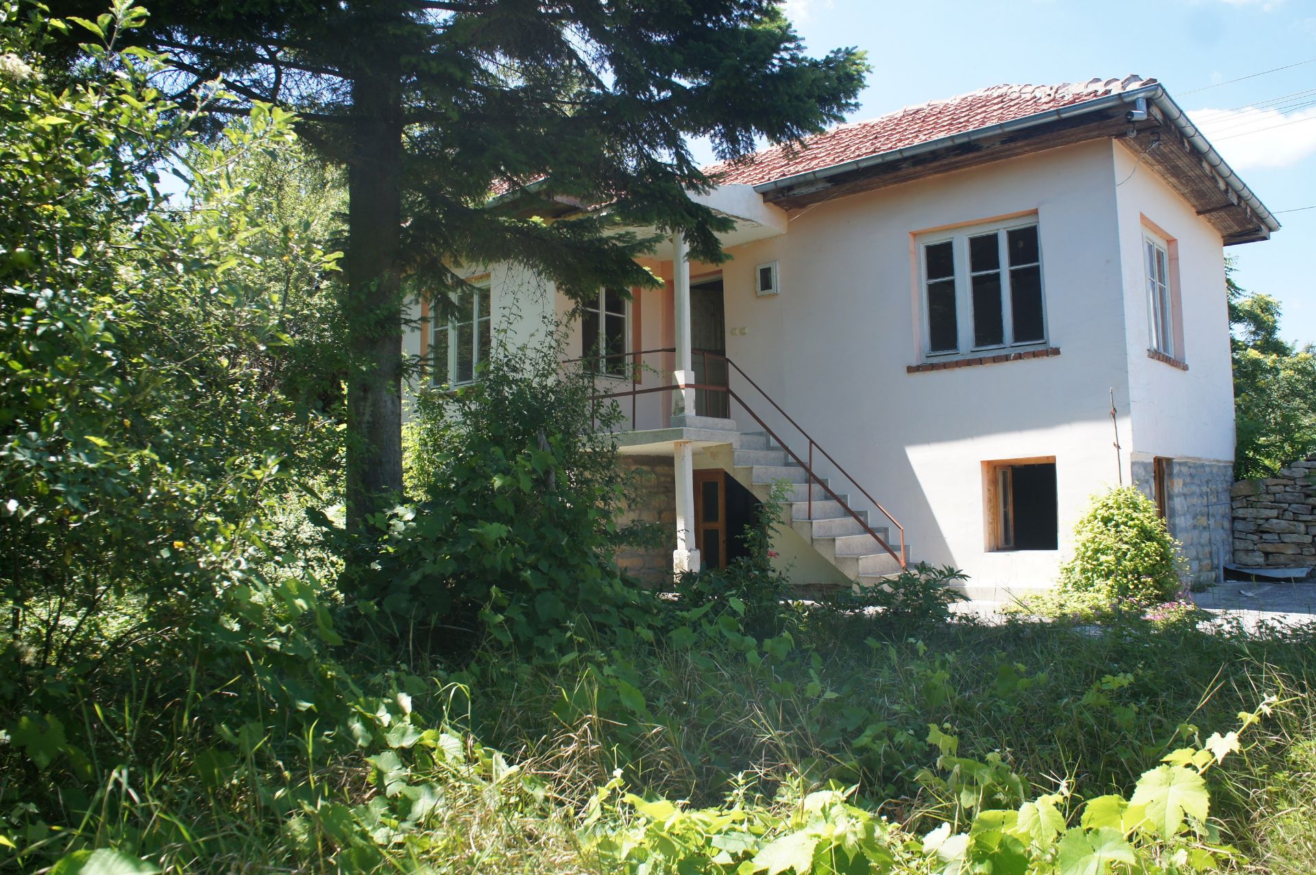 IMMACULATE Freehold Home and Land NR Veliko Tarnovo, Bulgaria - Image 4 of 29