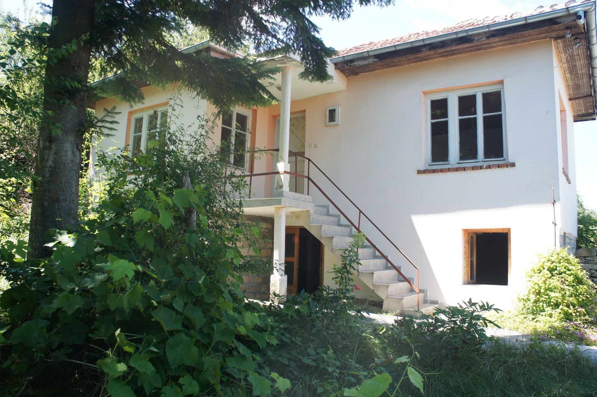 IMMACULATE Freehold Home and Land NR Veliko Tarnovo, Bulgaria - Image 3 of 29
