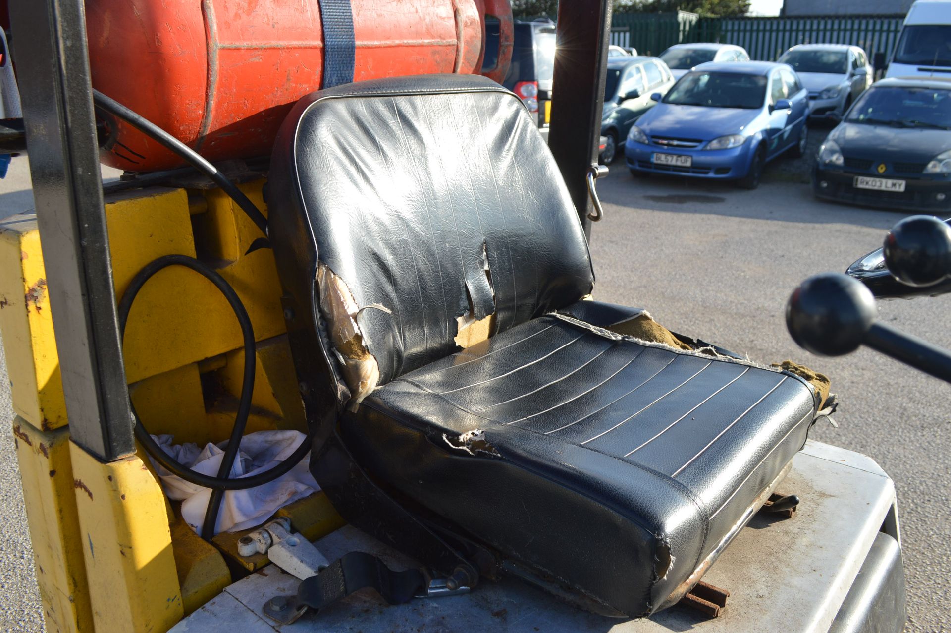 TCM 1.75T LPG FORKLIFT - GAS BOTTLE NOT INCLUDED   BRAKES GOOD RATED CAPACITY: 1600KG MAX FORK - Image 10 of 14