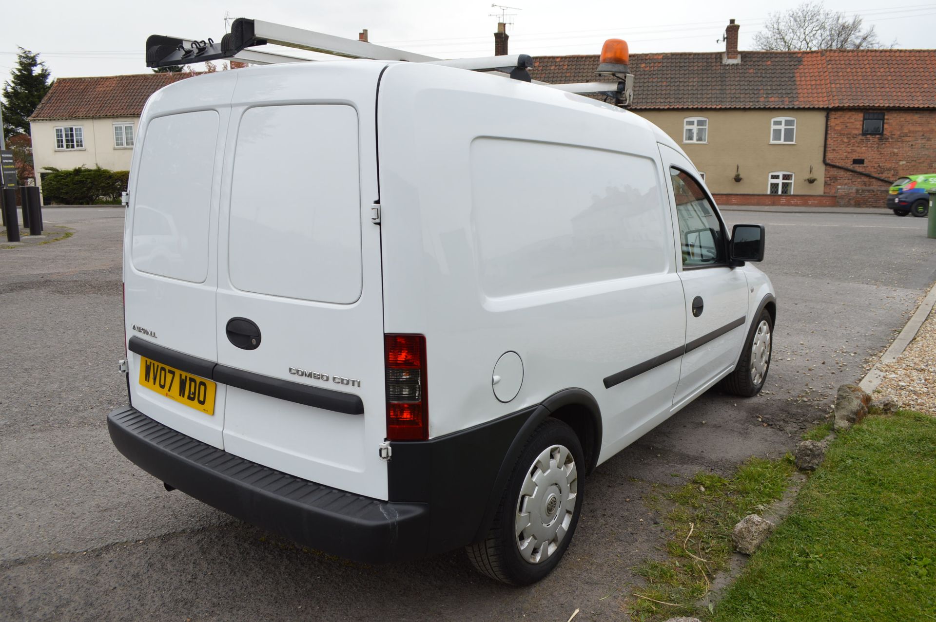 KB - 2007/07 REG VAUXHALL COMBO 2000 CDTI, SHOWING 1 OWNER   DATE OF REGISTRATION: 14TH MARCH 2007 - Image 6 of 17