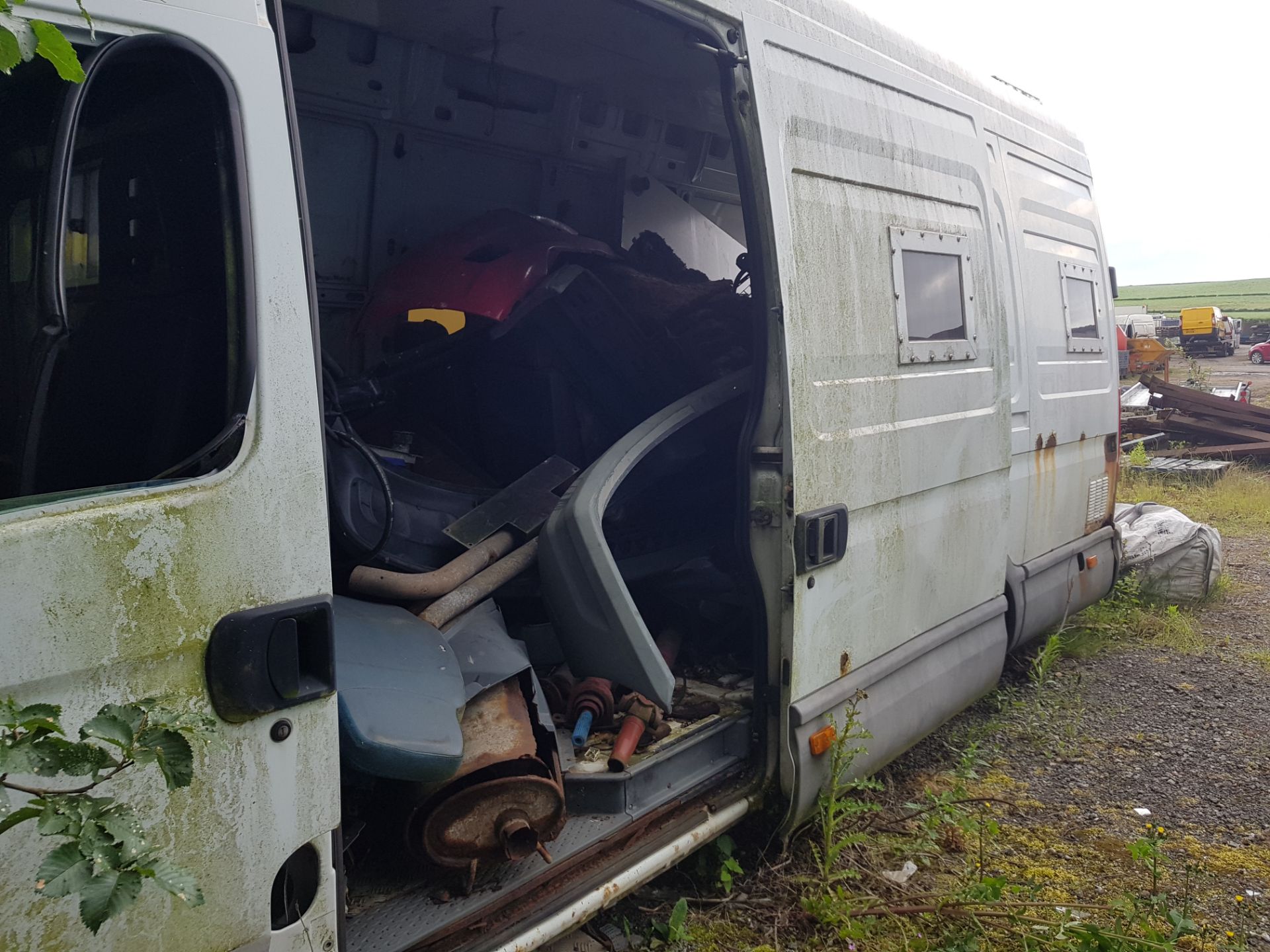 2004/54 REG IVECO DAILY S2000 PRISON VAN (SHOWING 1 OWNER FROM NEW) - SELLING AS SPARES & REPAIRS - Image 2 of 6