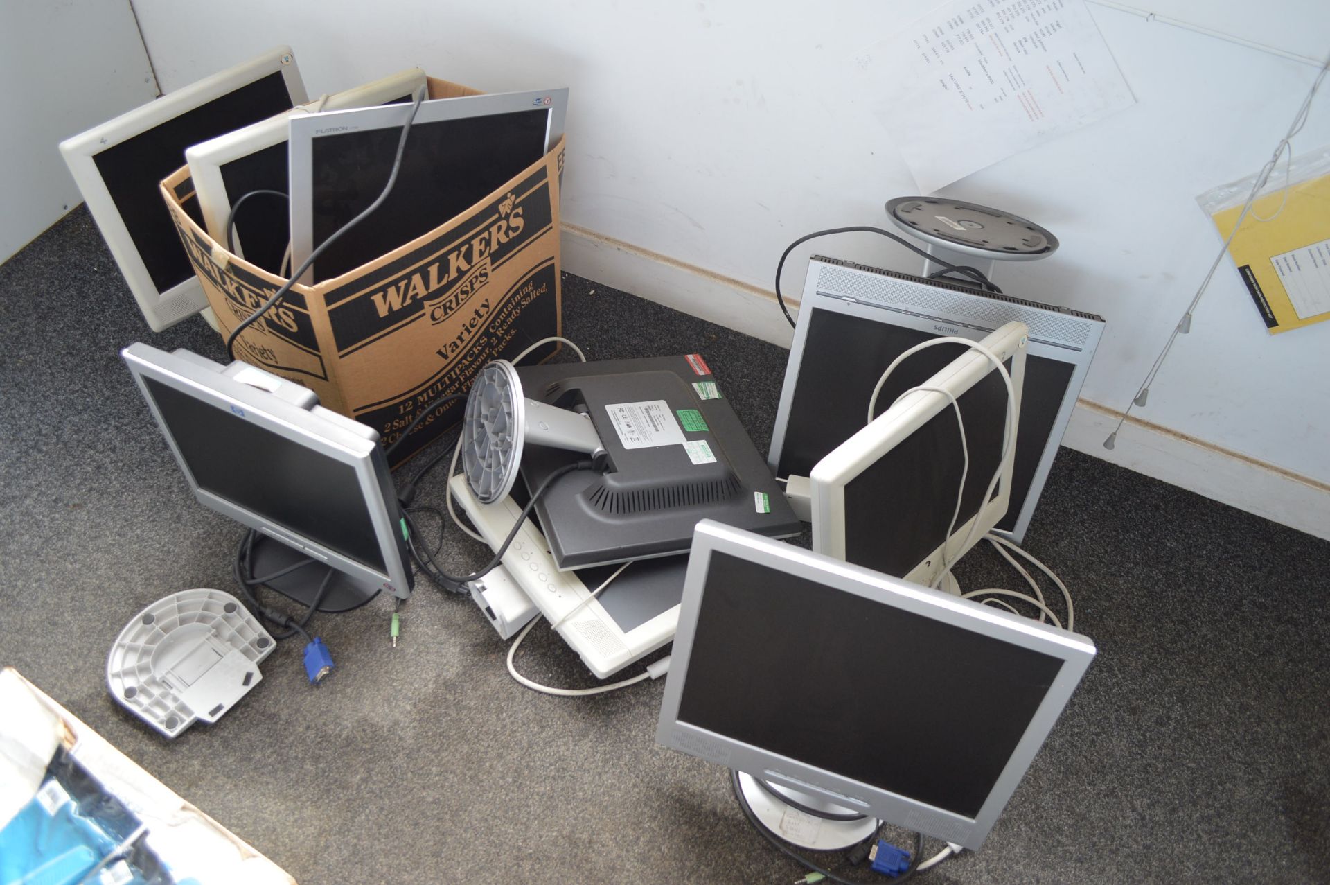 X9 COMPUTER SCREENS, IN WORKING ORDER, NO RESERVE *NO VAT*