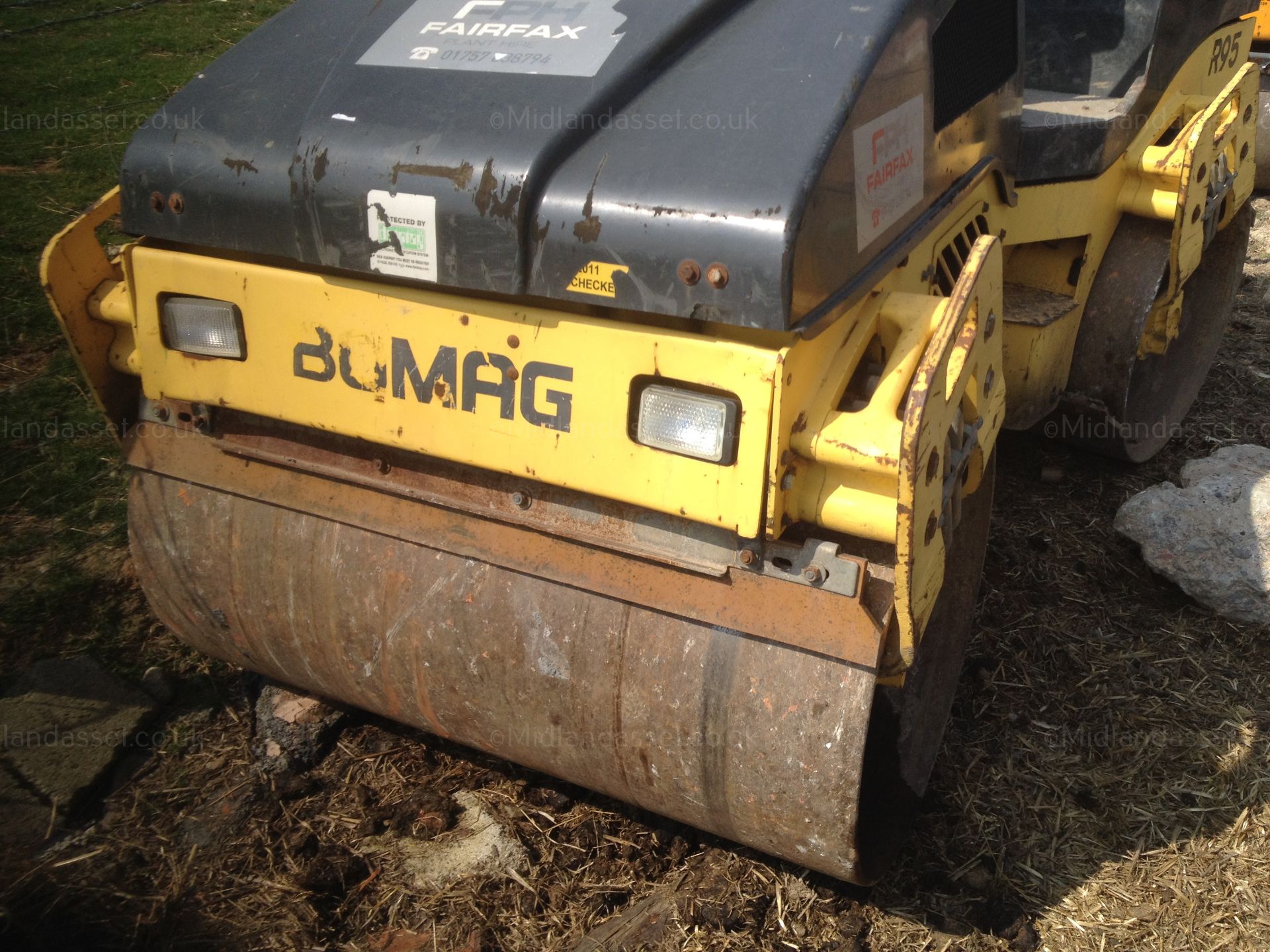 DS - 2005 BOMAG BW120 RIDE ON ROLLER   YEAR OF MANUFACTURE: 2005 MODEL: BW120 AD RUNS WELL SHOWING - Image 3 of 4