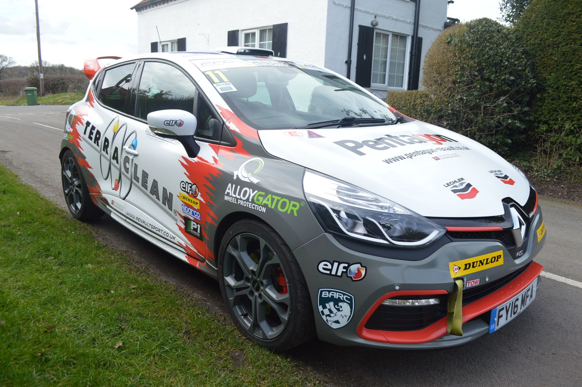 2016/16 REG RENAULT CLIO RENAULT SPORT SAT NAV TROPHY 220, INCREDIBLE CAR - Image 29 of 29