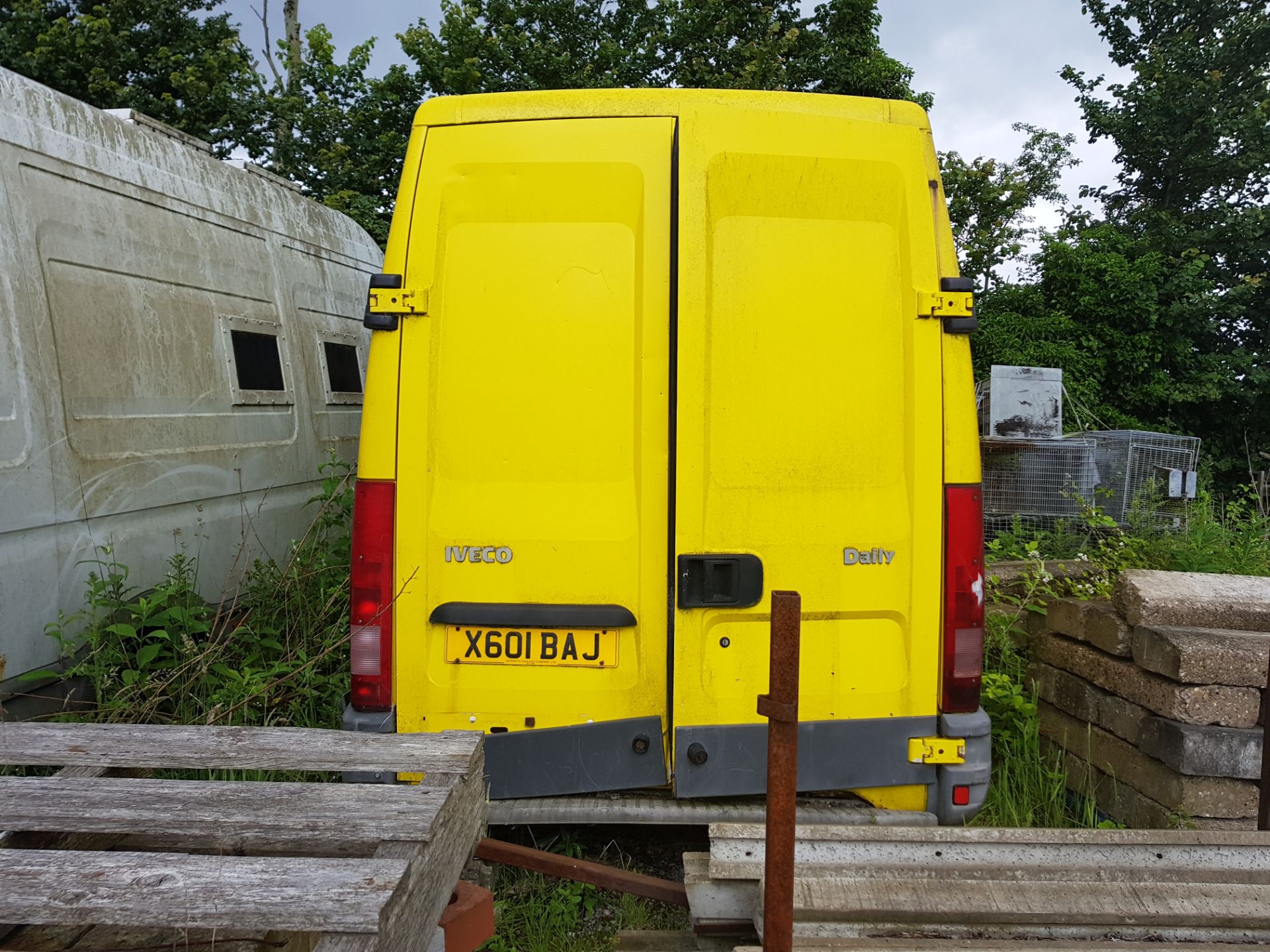 2000/X REG IVECO DAILY 35S11 MWB, SHOWING 1 FORMER KEEPER - SELLING AS SPARES & REPAIRS - Image 2 of 4