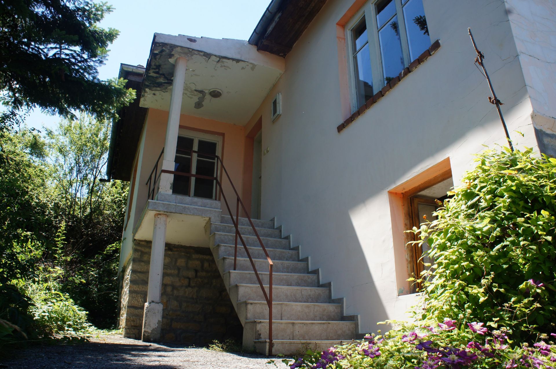 IMMACULATE Freehold Home and Land NR Veliko Tarnovo, Bulgaria - Image 5 of 29