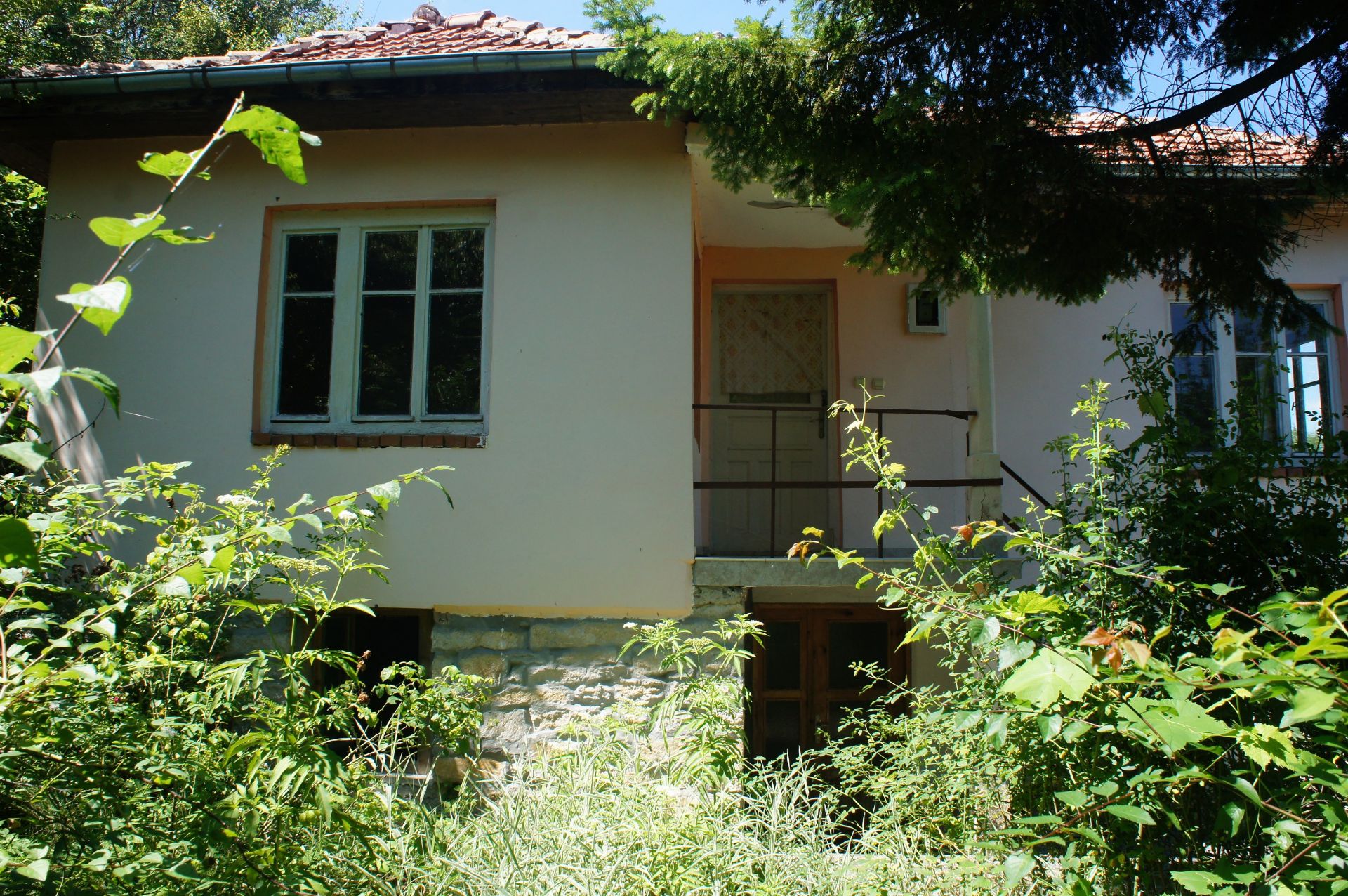 IMMACULATE Freehold Home and Land NR Veliko Tarnovo, Bulgaria - Image 6 of 29