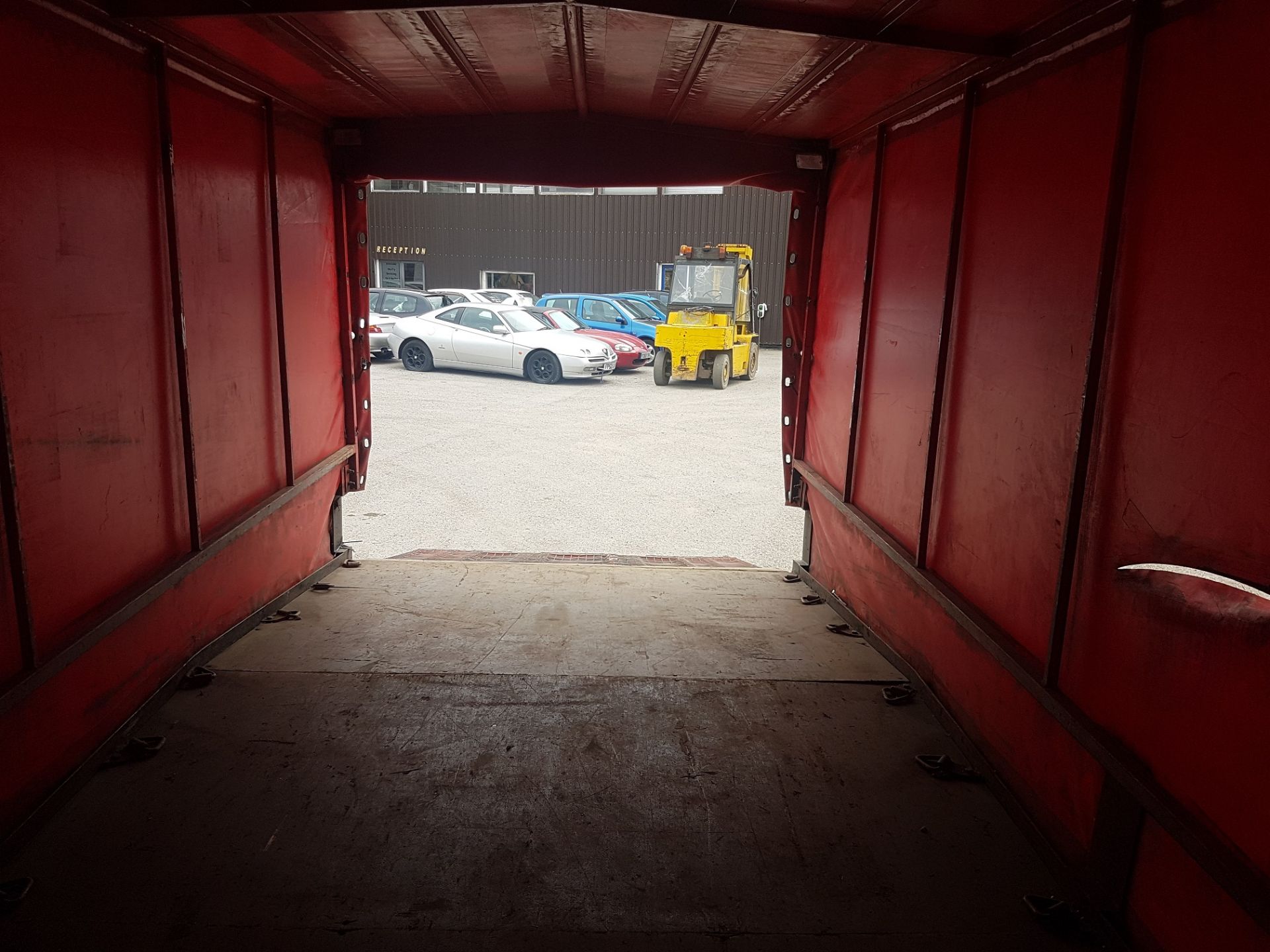 TRI-AXLE BEAVER-TAIL CAR TRANSPORTER COVERED TRAILER - 5.5 METRE BED LENGTH!  *PLUS VAT*   CAN FIT A - Image 12 of 14