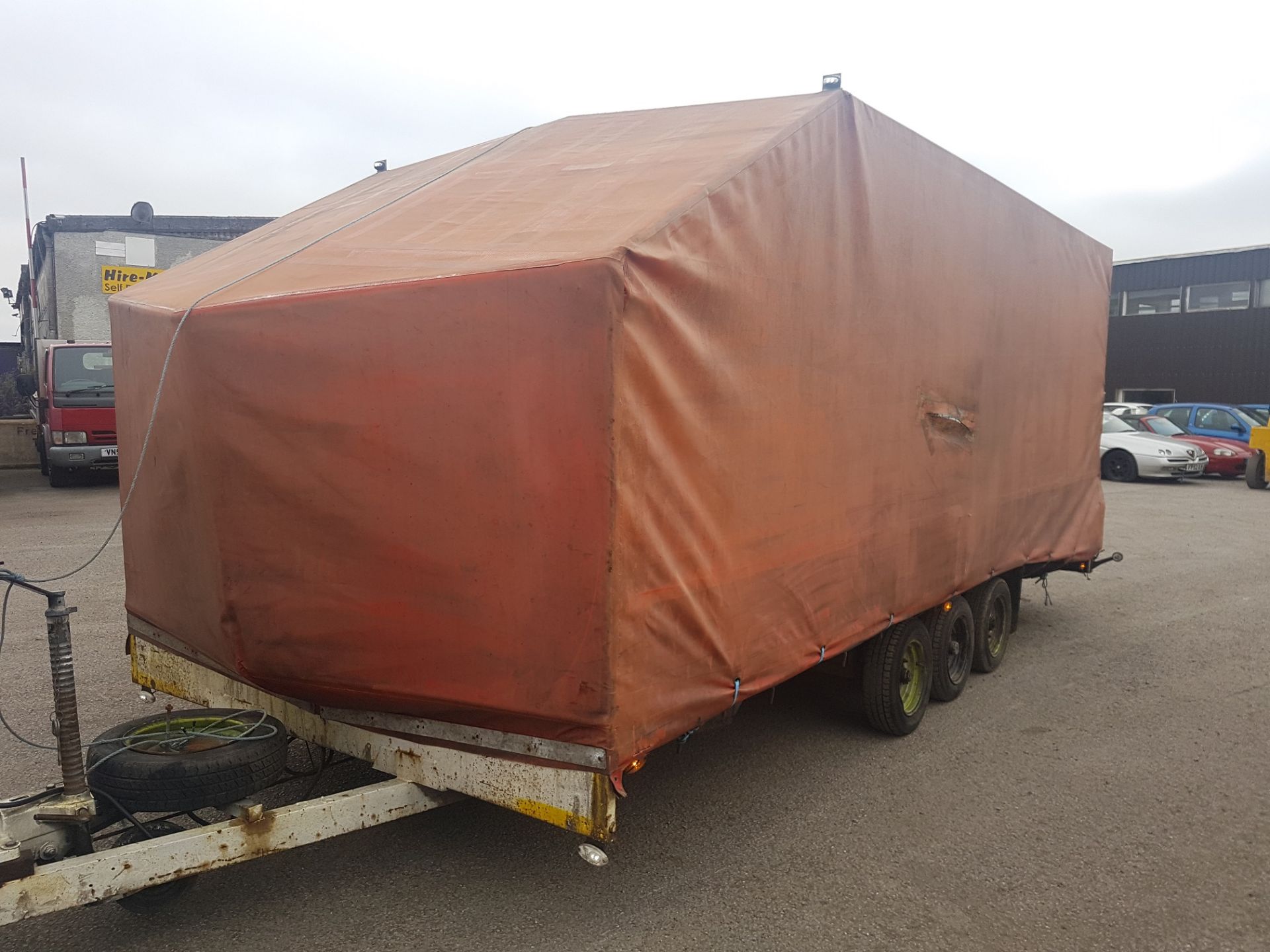 TRI-AXLE BEAVER-TAIL CAR TRANSPORTER COVERED TRAILER - 5.5 METRE BED LENGTH!  *PLUS VAT*   CAN FIT A - Image 3 of 14