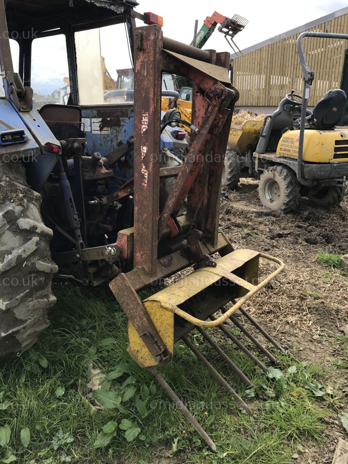 DS - LEYLAND 255 TRACTOR BACK END LOADER   YEAR UNKNOWN FITTED WITH A BACK END LOADER GOOD WORKING - Image 6 of 6