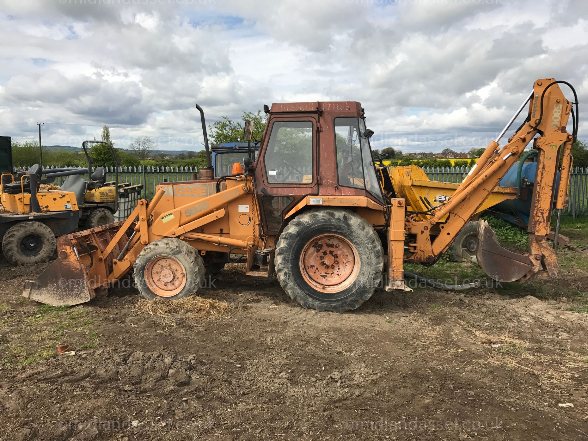 DS - CASE 580G FRONT LOADER   YEAR UNKNOWN FRONT LOADER BACK ACTOR 4x4 HOURS UNKNOWN GOOD WORKING - Image 2 of 7