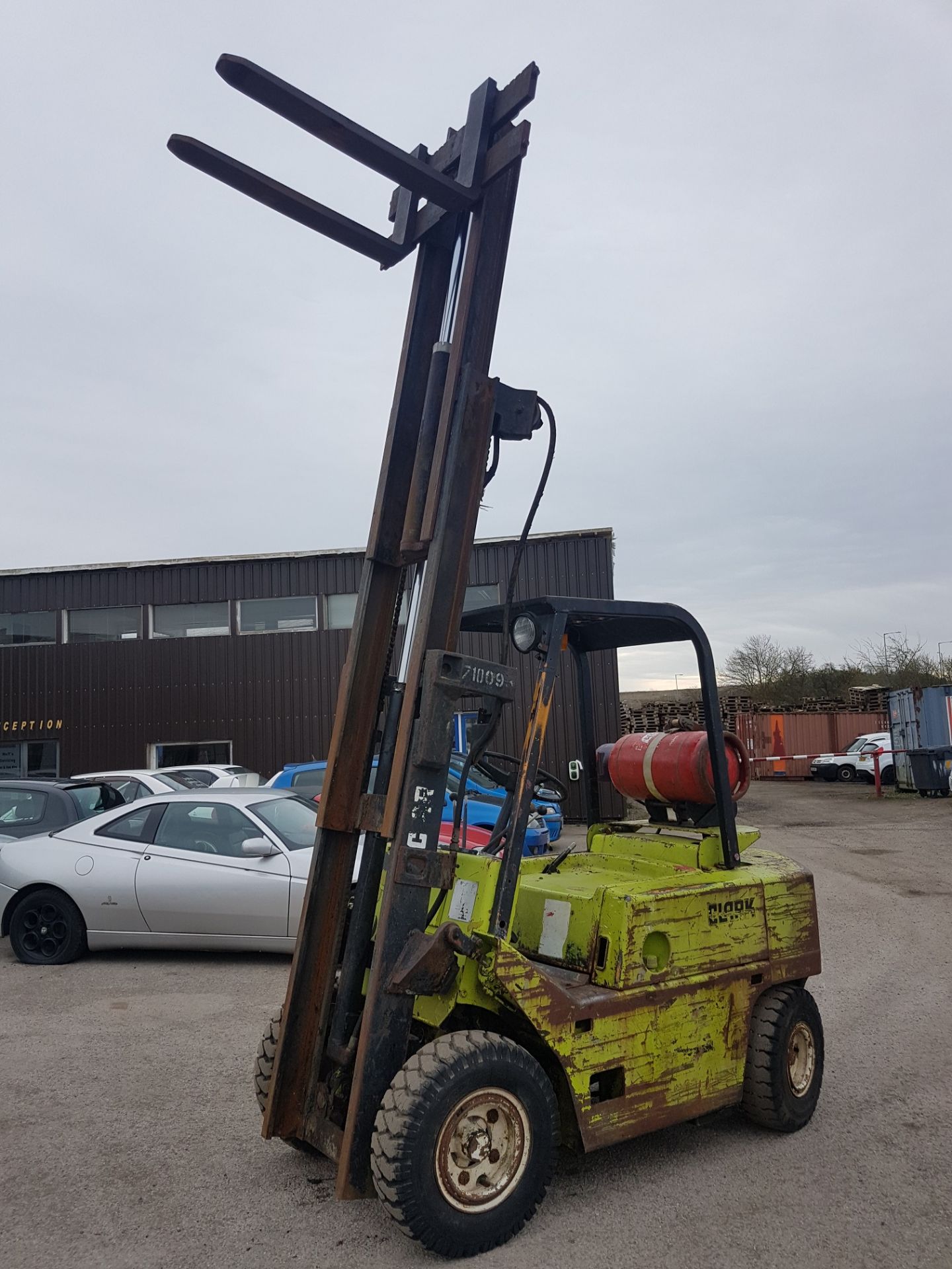 2.5 TONNE, CLARKE C500-Y50 GAS POWERED FORKLIFT, YEAR UNKNOWN    MAKE: CLARKE MODEL: C500Y50 YEAR: - Image 13 of 15