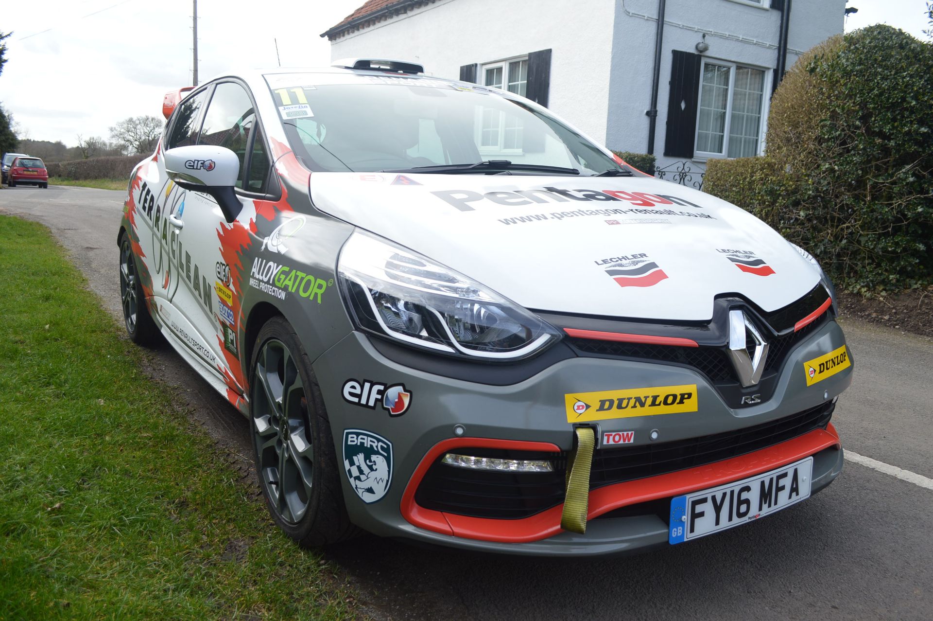 2016/16 REG RENAULT CLIO RENAULT SPORT SAT NAV TROPHY 220, INCREDIBLE CAR - Image 28 of 29