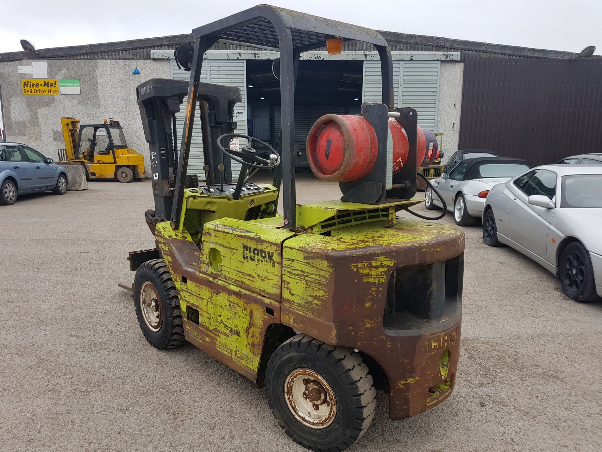 2.5 TONNE, CLARKE C500-Y50 GAS POWERED FORKLIFT, YEAR UNKNOWN    MAKE: CLARKE MODEL: C500Y50 YEAR: - Image 4 of 15