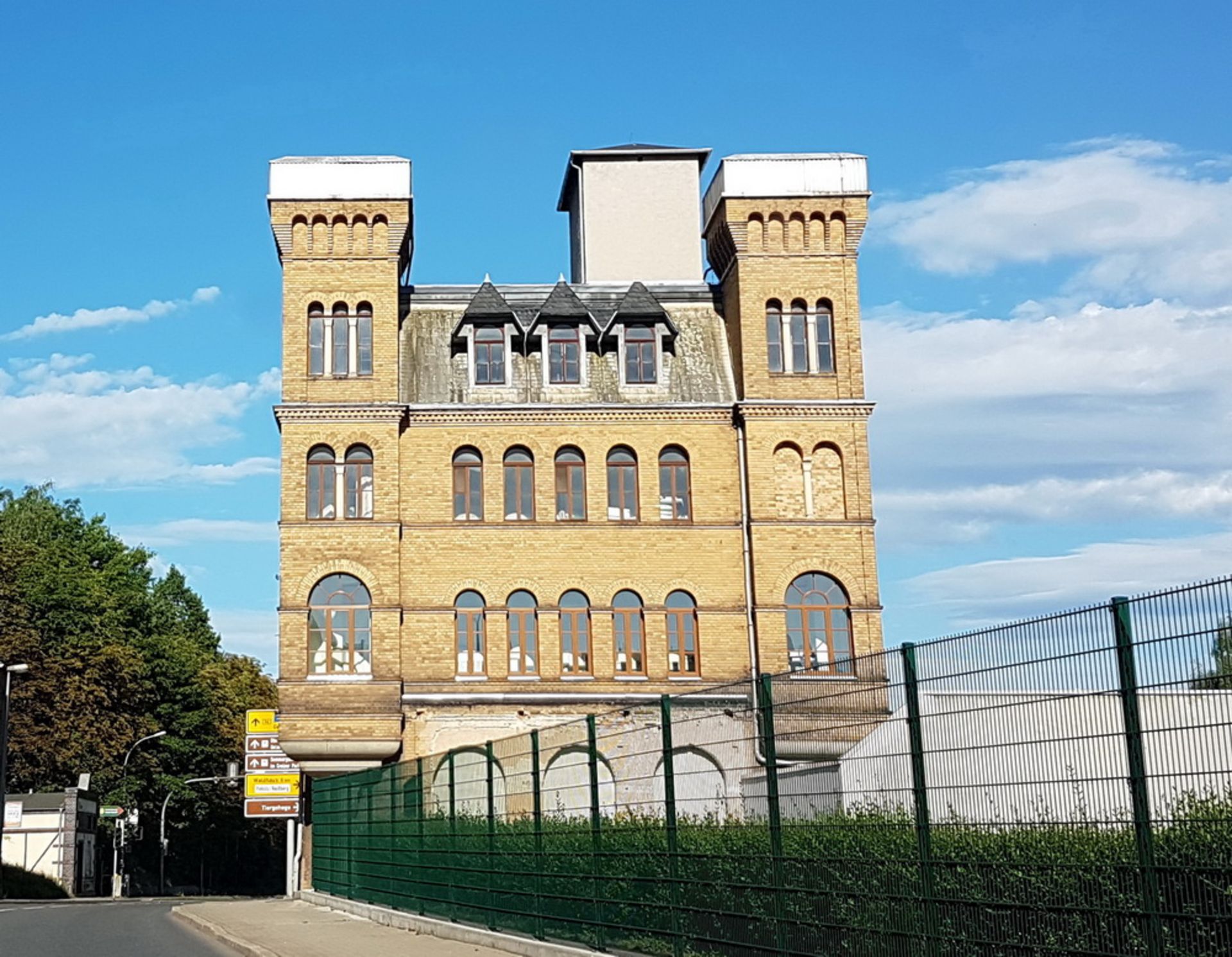 LARGE APARTMENT BLOCK IN GREIZ, GERMANY - Image 49 of 54