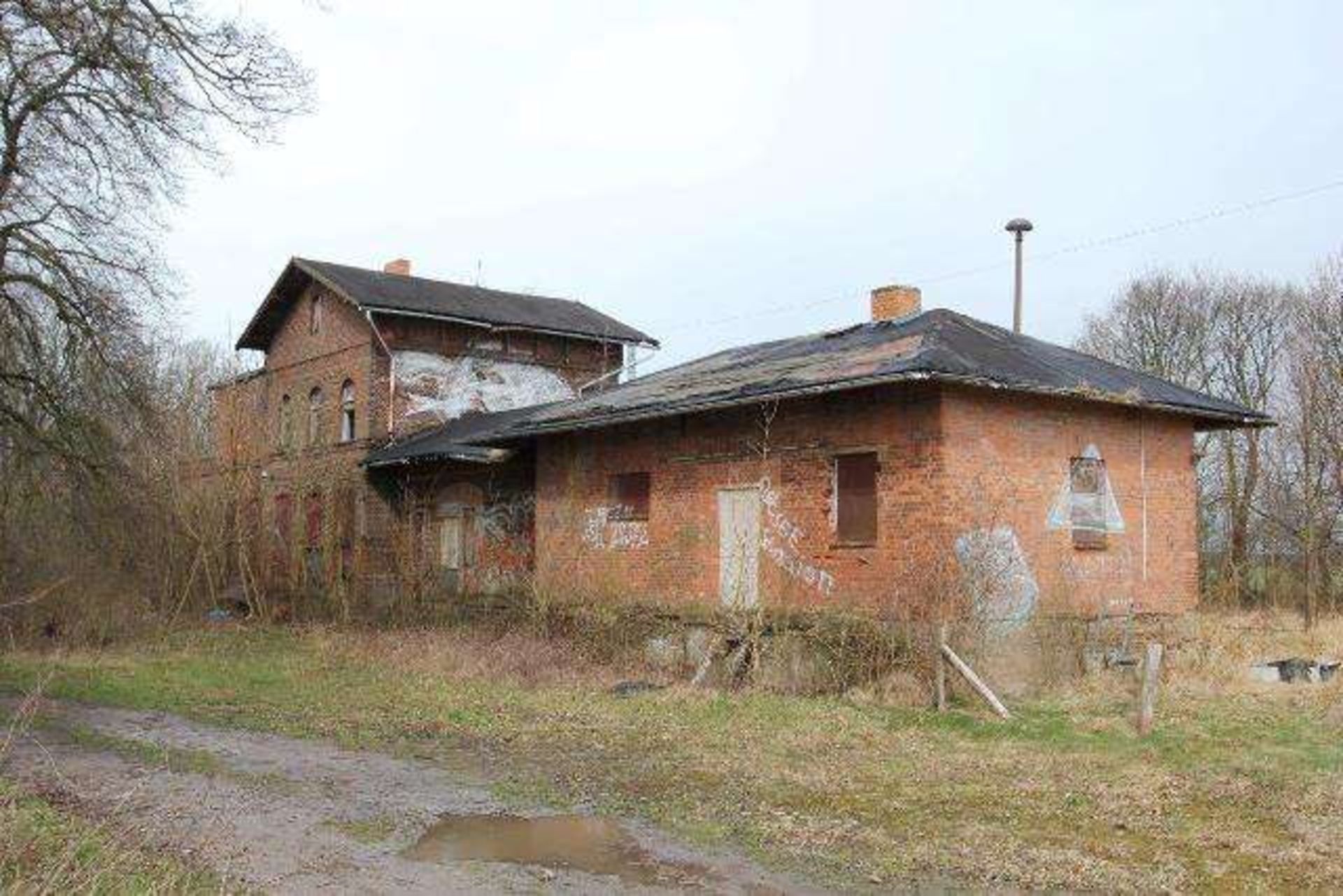 FORMER RAILWAY STATION, 3 BUILDINGS STANDING IN 4.8 ACRES !!! - Image 5 of 28