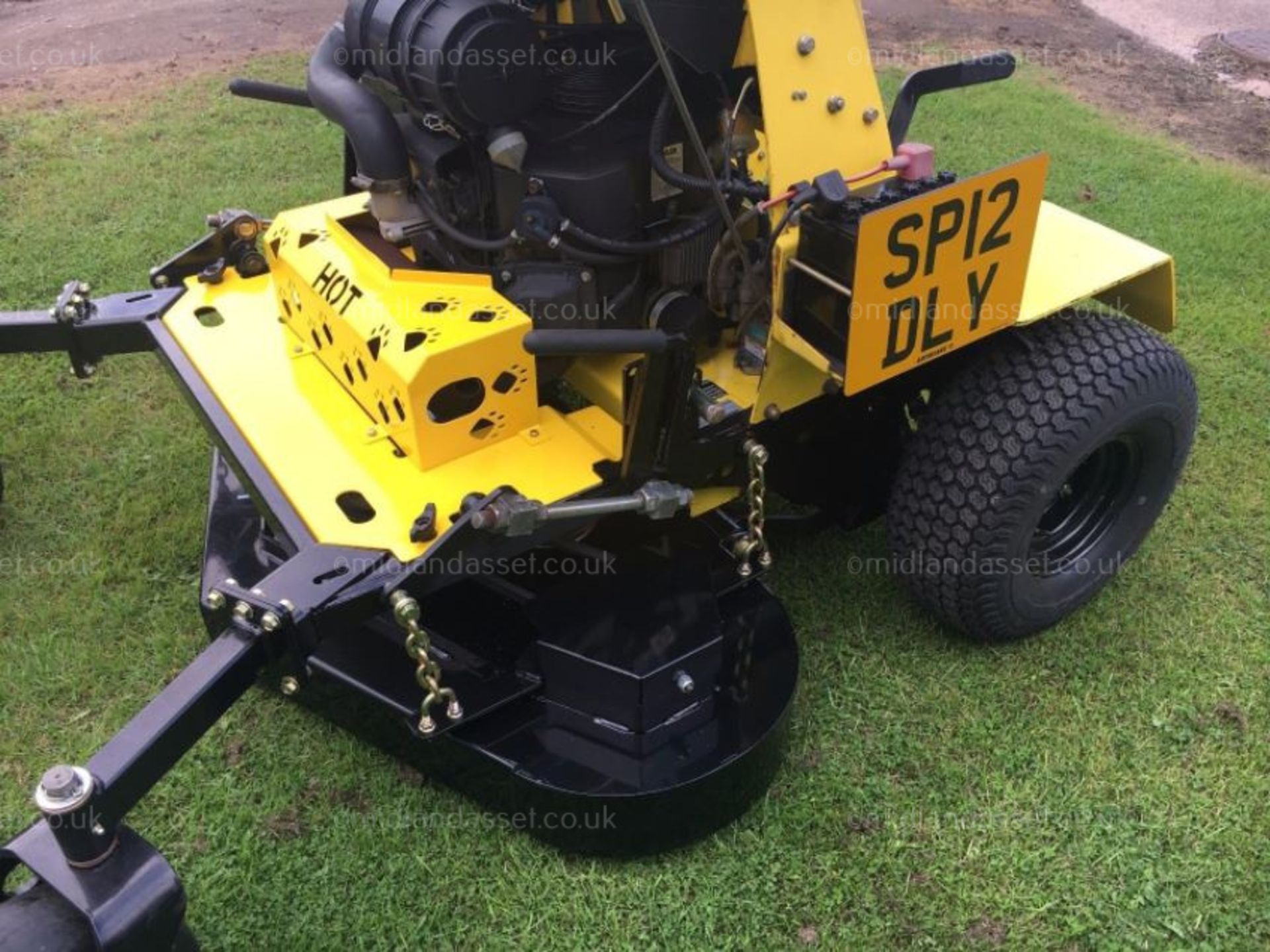 GREAT DANE ZERO TURN STAND ON LAWN MOWER - ROAD REGISTERED - Image 6 of 6