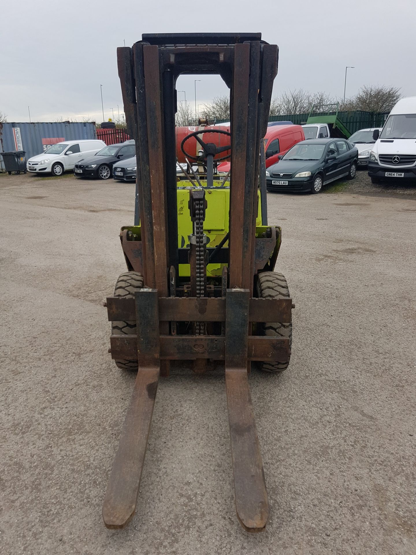 2.5 TONNE, CLARKE C500-Y50 GAS POWERED FORKLIFT, YEAR UNKNOWN    MAKE: CLARKE MODEL: C500Y50 YEAR: - Image 2 of 15