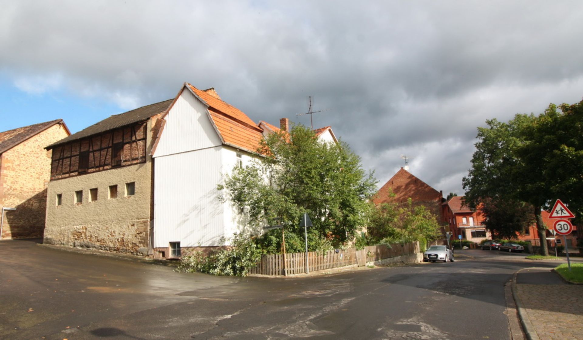 Welcome to Frankfurt region - Borken (Hessen) ST Haarhausen! A huge two storey home + garden - Image 8 of 34