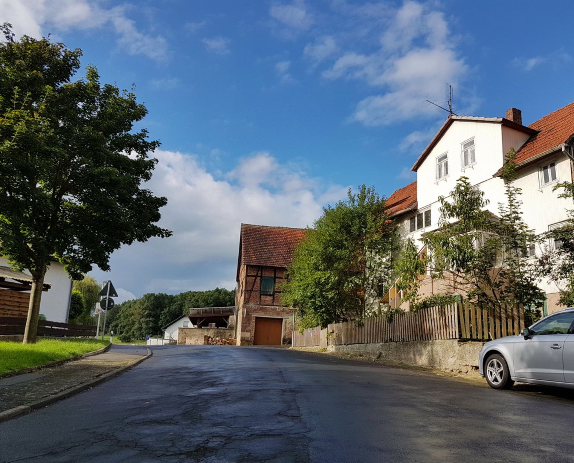 Welcome to Frankfurt region - Borken (Hessen) ST Haarhausen! A huge two storey home + garden - Image 2 of 34