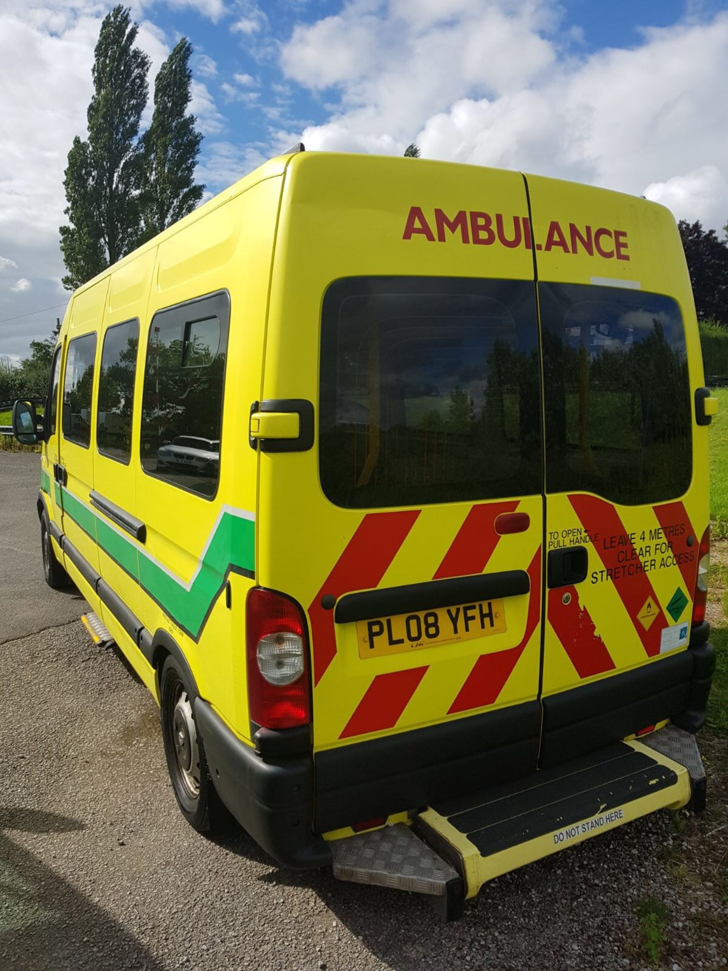 2008/08 REG RENAULT MASTER 100 35 LWB AMBULANCE YELLOW, SHOWING 1 OWNER *PLUS VAT* - Image 3 of 8