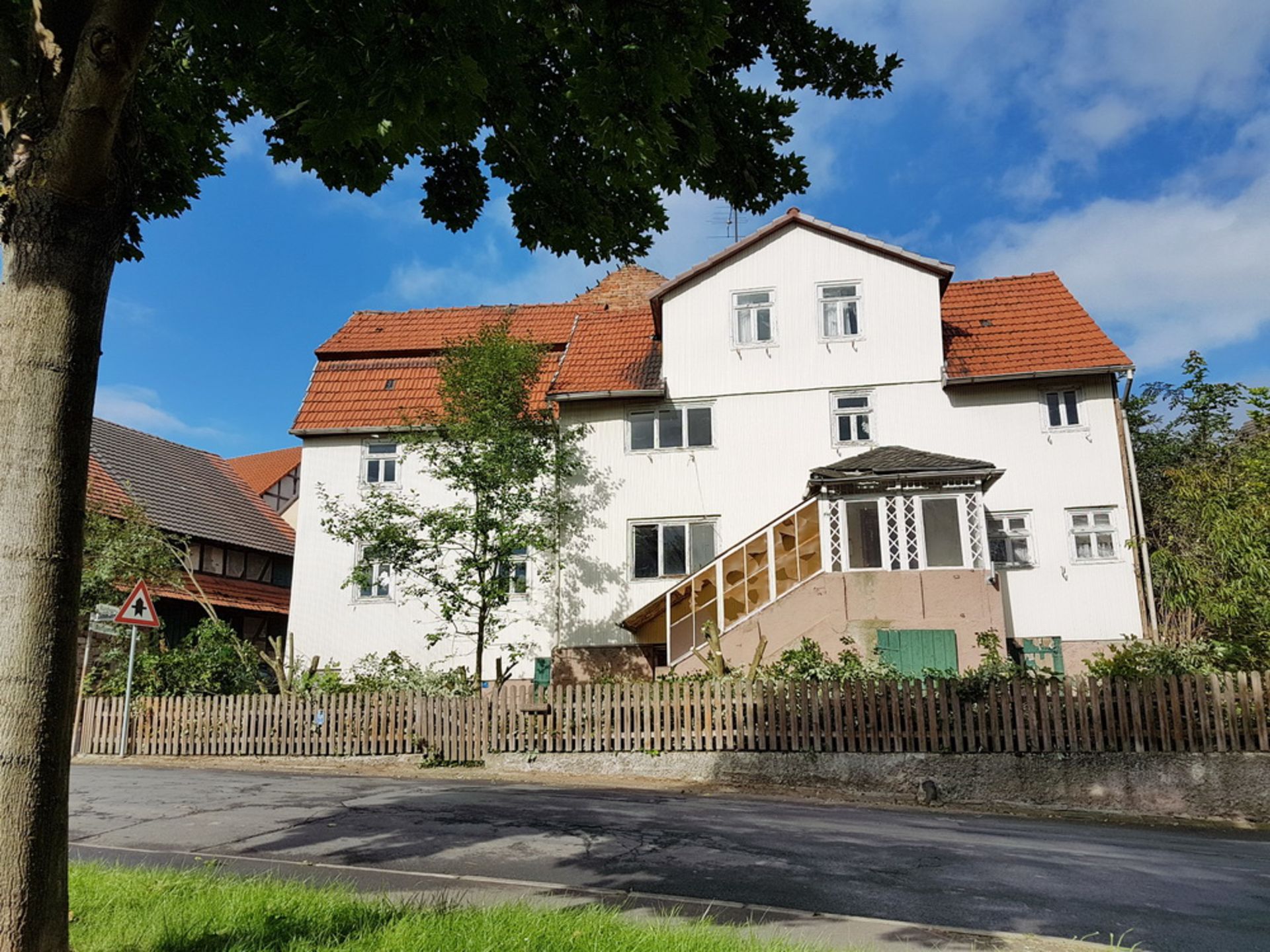 Welcome to Frankfurt region - Borken (Hessen) ST Haarhausen! A huge two storey home + garden