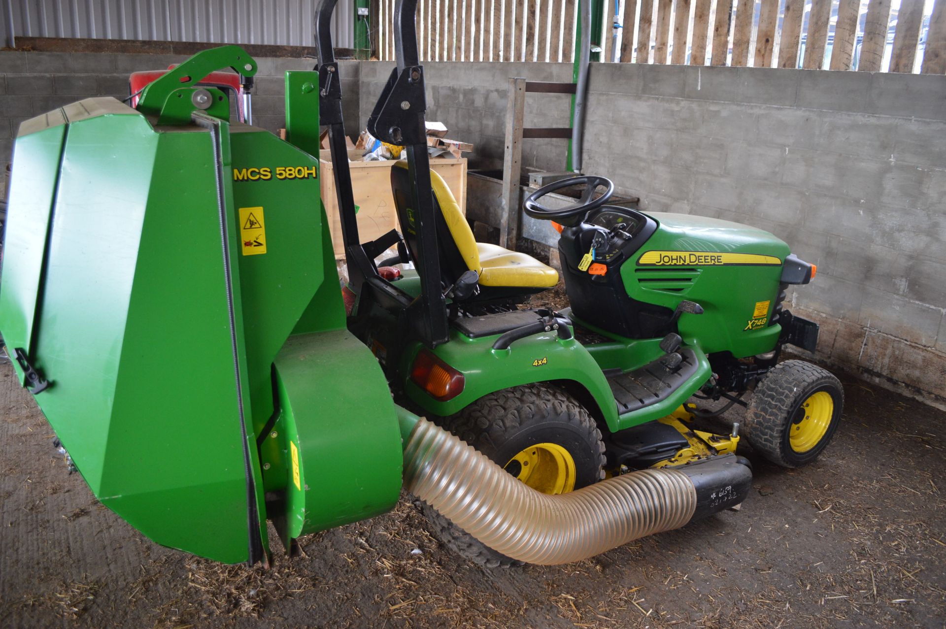 JOHN DEERE X748 ULTIMATE 4X4 HYDROSTATIC RIDE-ON LAWN MOWER WITH MCS 580H ATTACHMENT *PLUS VAT* - Image 3 of 9