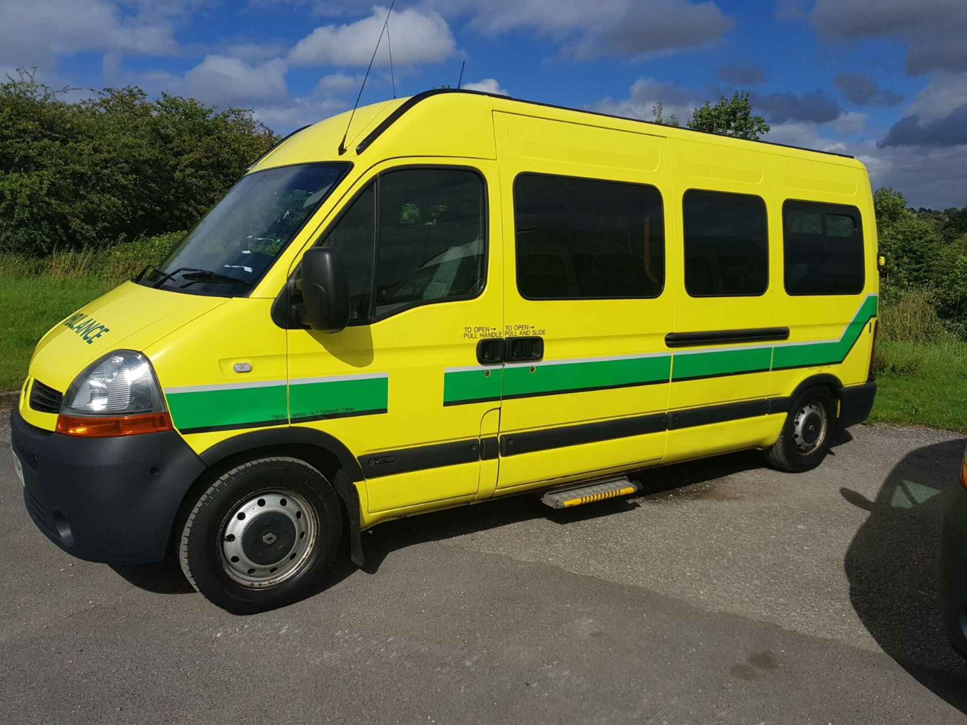 2008/08 REG RENAULT MASTER 100 35 LWB AMBULANCE YELLOW, SHOWING 1 OWNER *PLUS VAT*