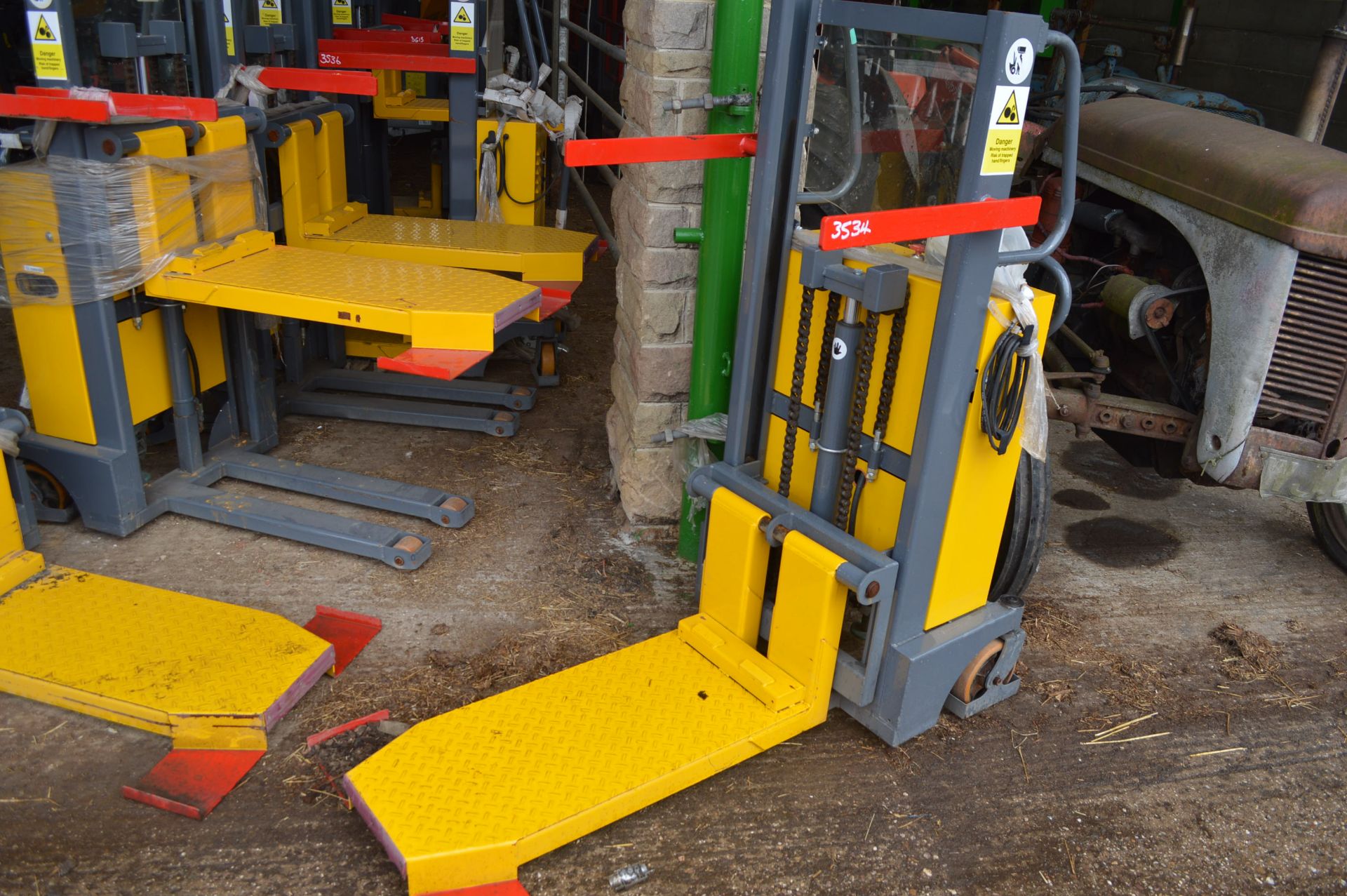 2014 WARRIOR YM250 12V BATTERY DRIVEN PALLET TRUCK *PLUS VAT* - Image 2 of 5