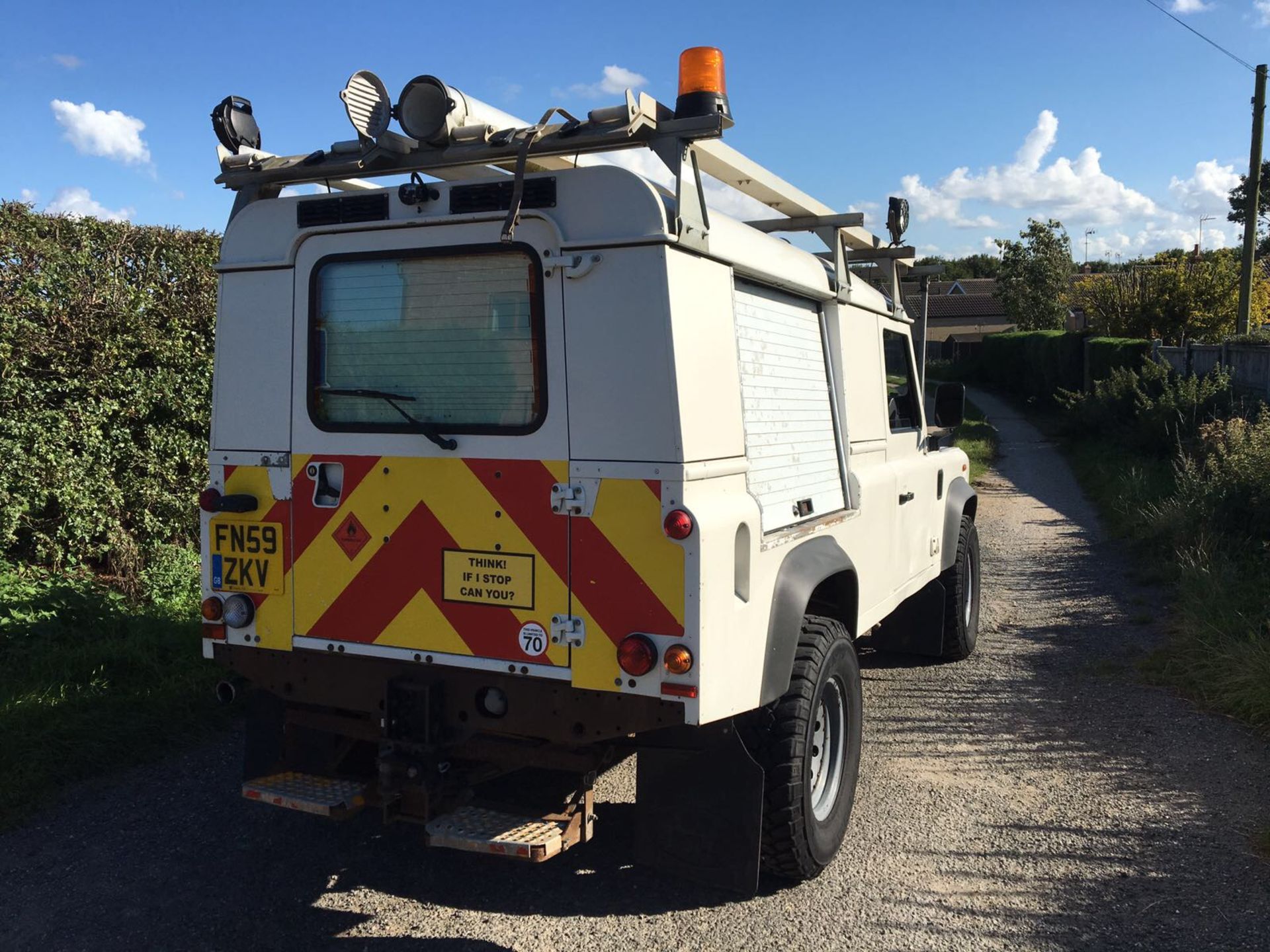 2009/59 REG WHITE LAND ROVER DEFENDER 110 HARD TOP, SHOWING 1 OWNER *NO VAT* - Image 6 of 10