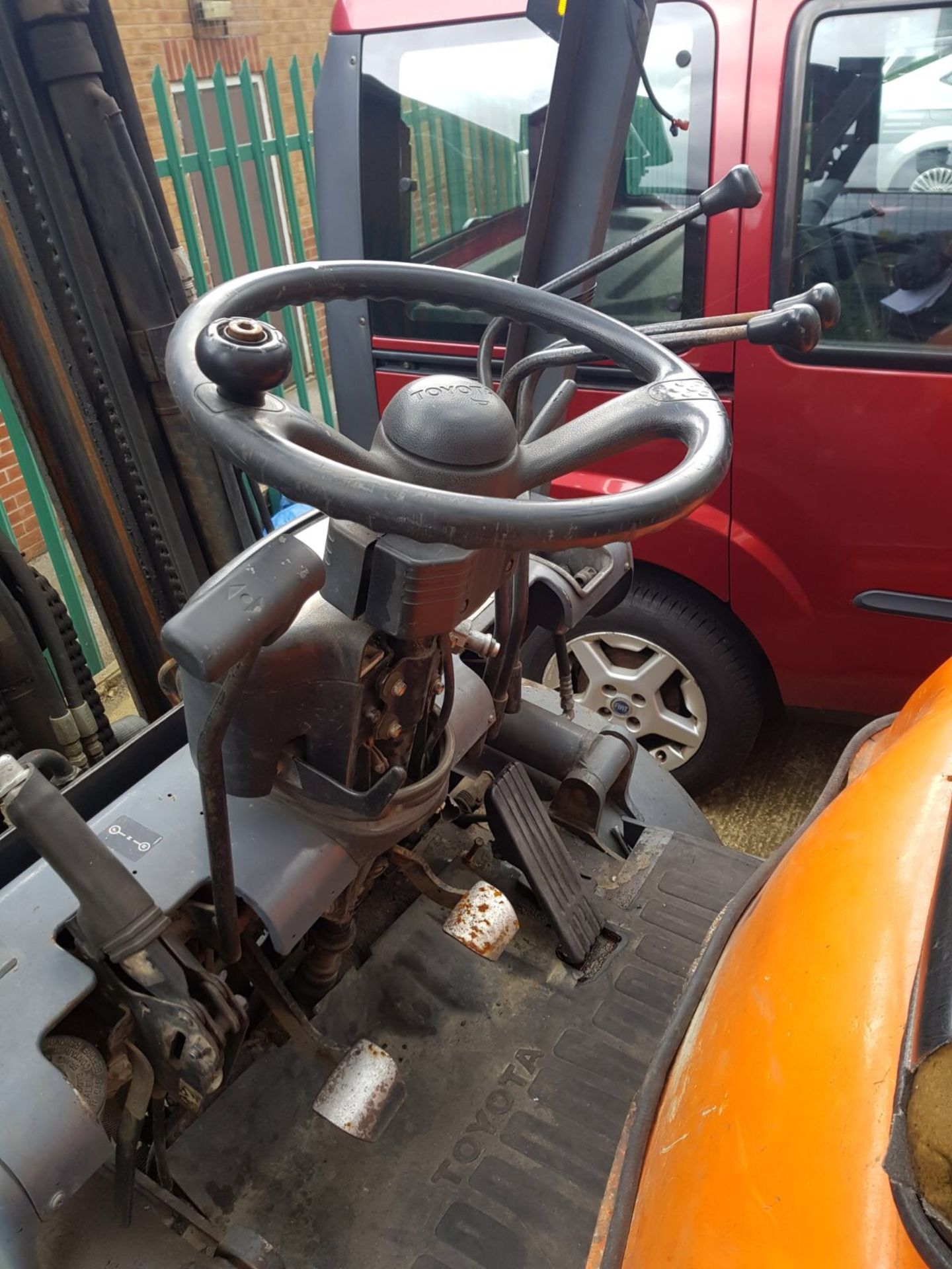 1994 TOYOTA FORKLIFT, NO KEYS, SPARES / REPAIRS, SECONDARY PUMP FAILURE *NO VAT* - Image 2 of 8