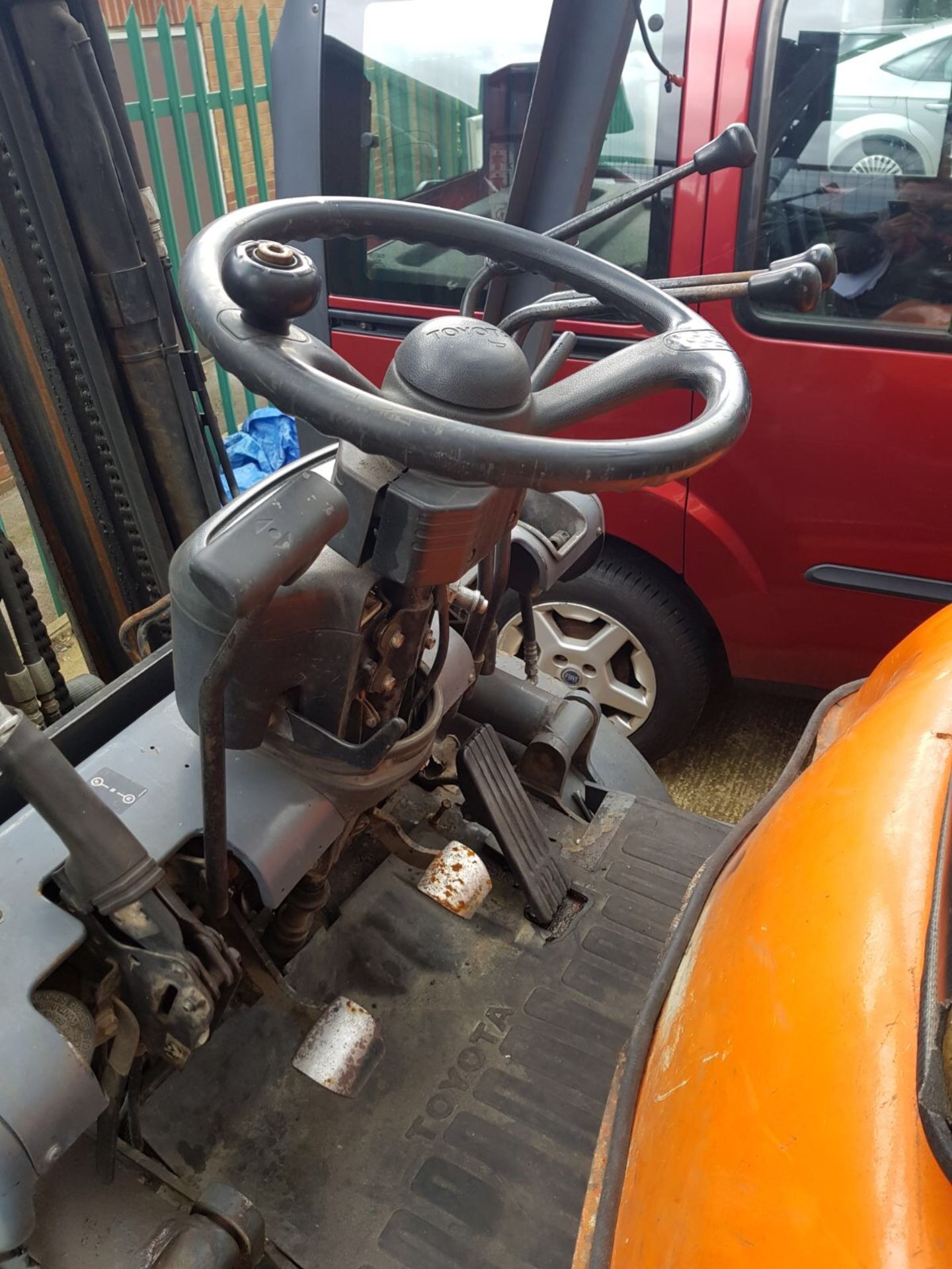 1994 TOYOTA FORKLIFT, NO KEYS, SPARES / REPAIRS, SECONDARY PUMP FAILURE *NO VAT* - Image 6 of 8